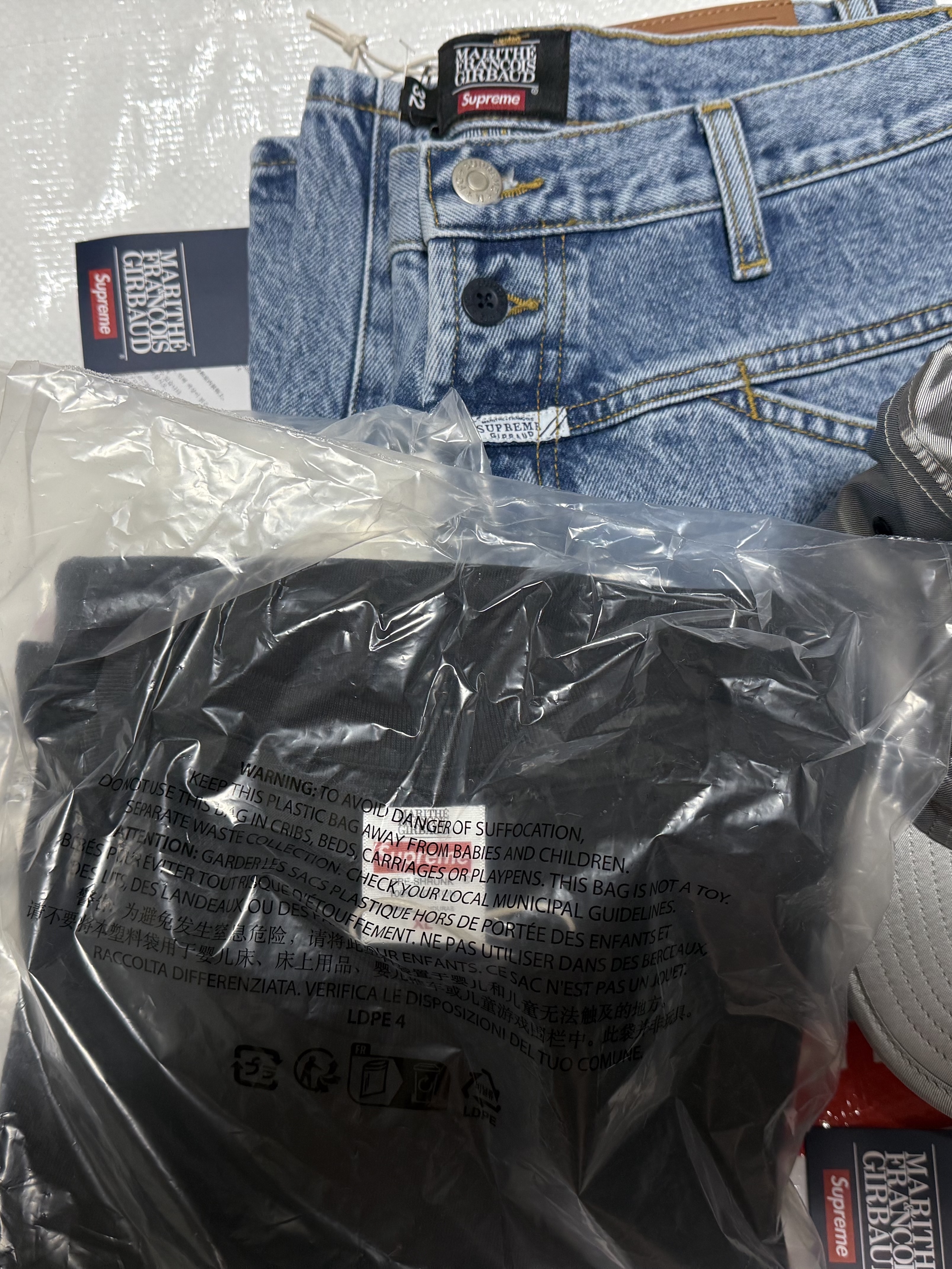 Supreme x Marithe Francois Girbaud T-Shirt Black - 25SS, Supreme x Marithe Francois Girbaud T-Shirt Ash Grey - 25SS 착용 스타일 - 1