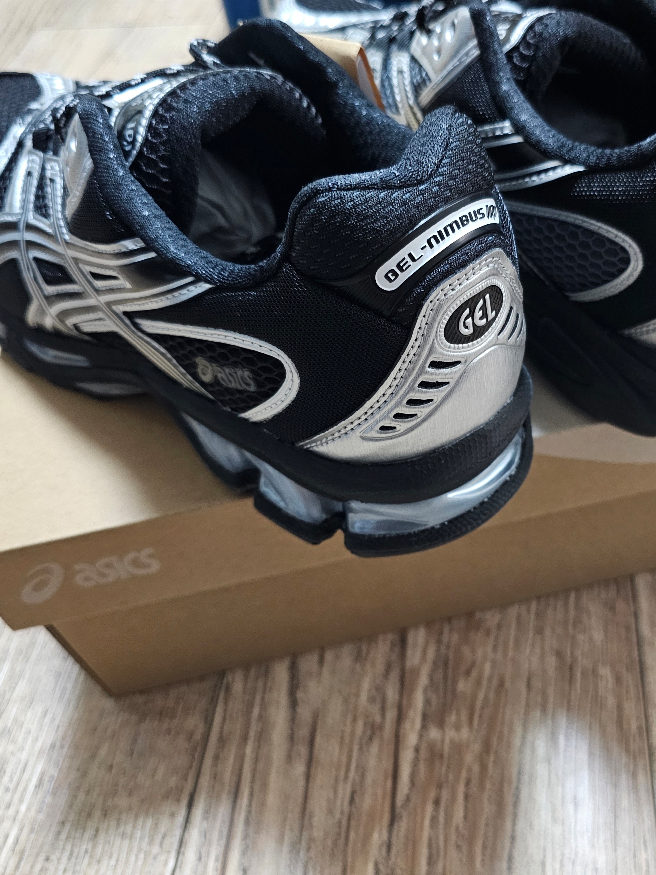 Asics Gel-Nimbus 10.1 Black Pure Silver - Korea Exclusive 착용 스타일 - 2