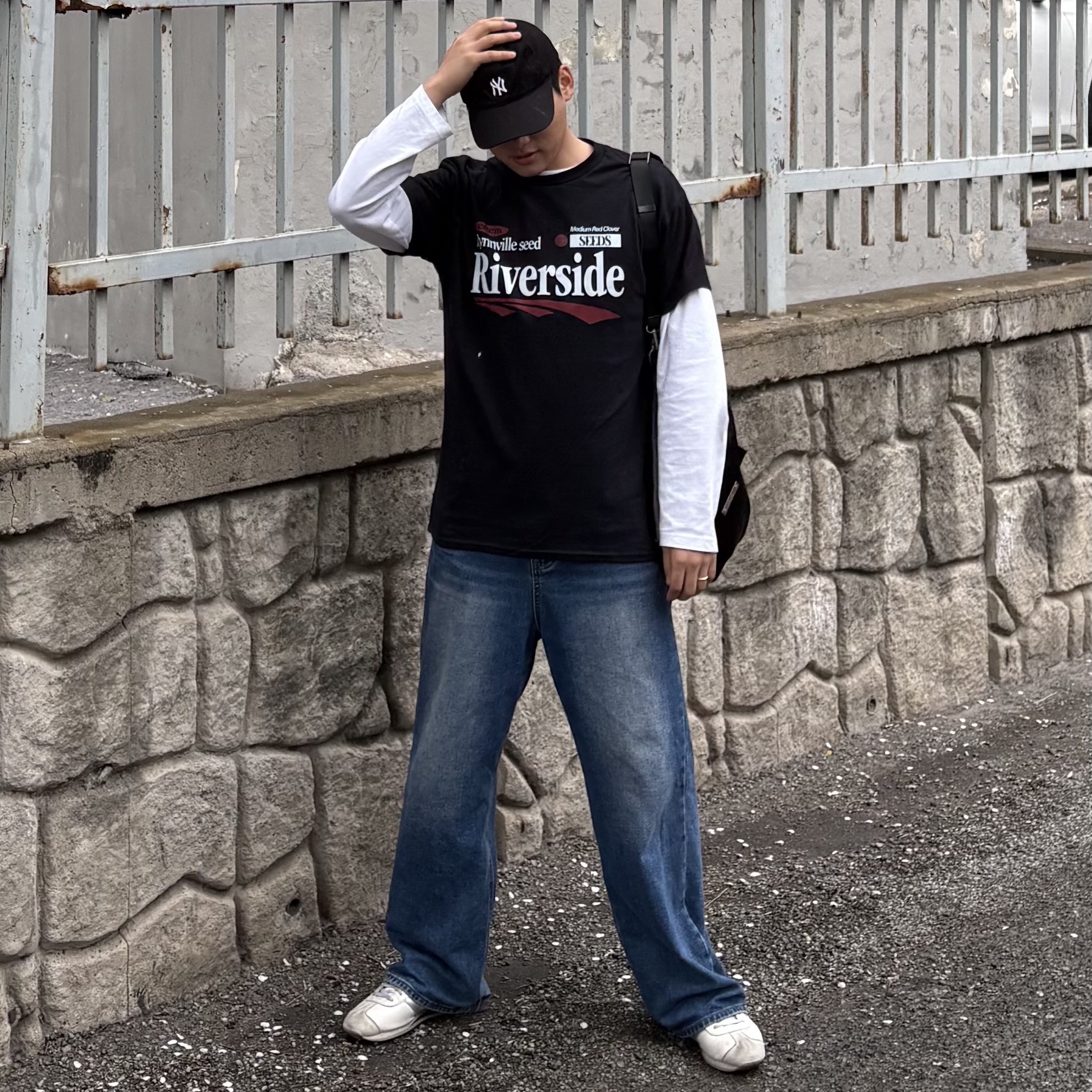 Gildan X EMEM Riverside T-Shirt Black 착용 스타일 - 1