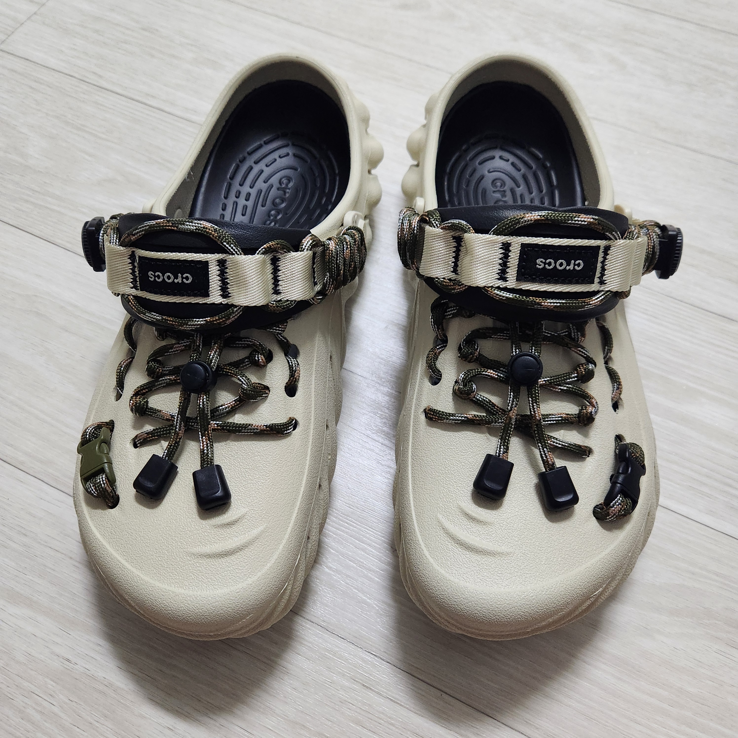 Crocs Echo Clog Bone Black 착용 스타일 - 3