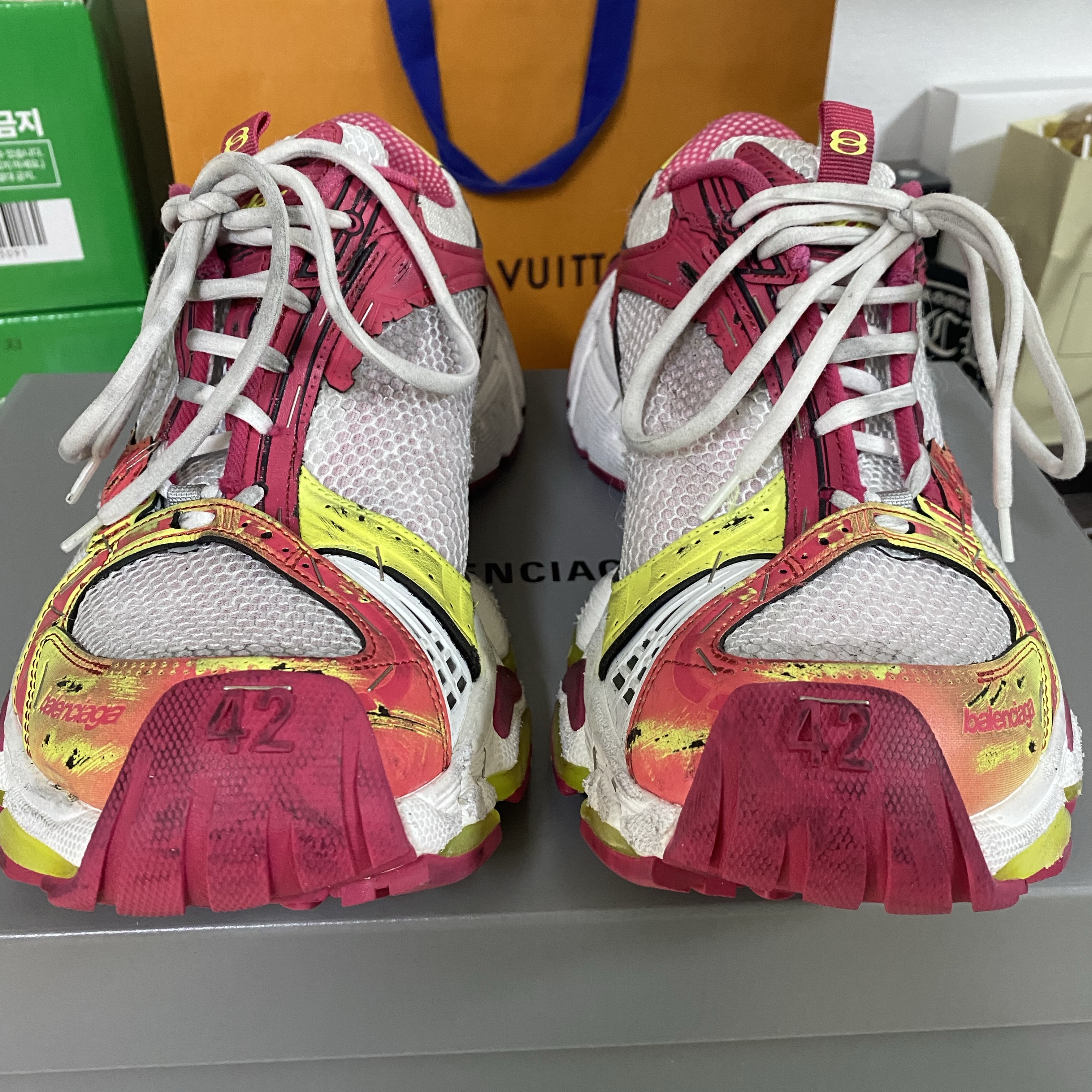 Balenciaga Stapler Sneaker White Pink, Fendi Soft Trunk Baguette Leather Bag Blue 착용 스타일 - 2