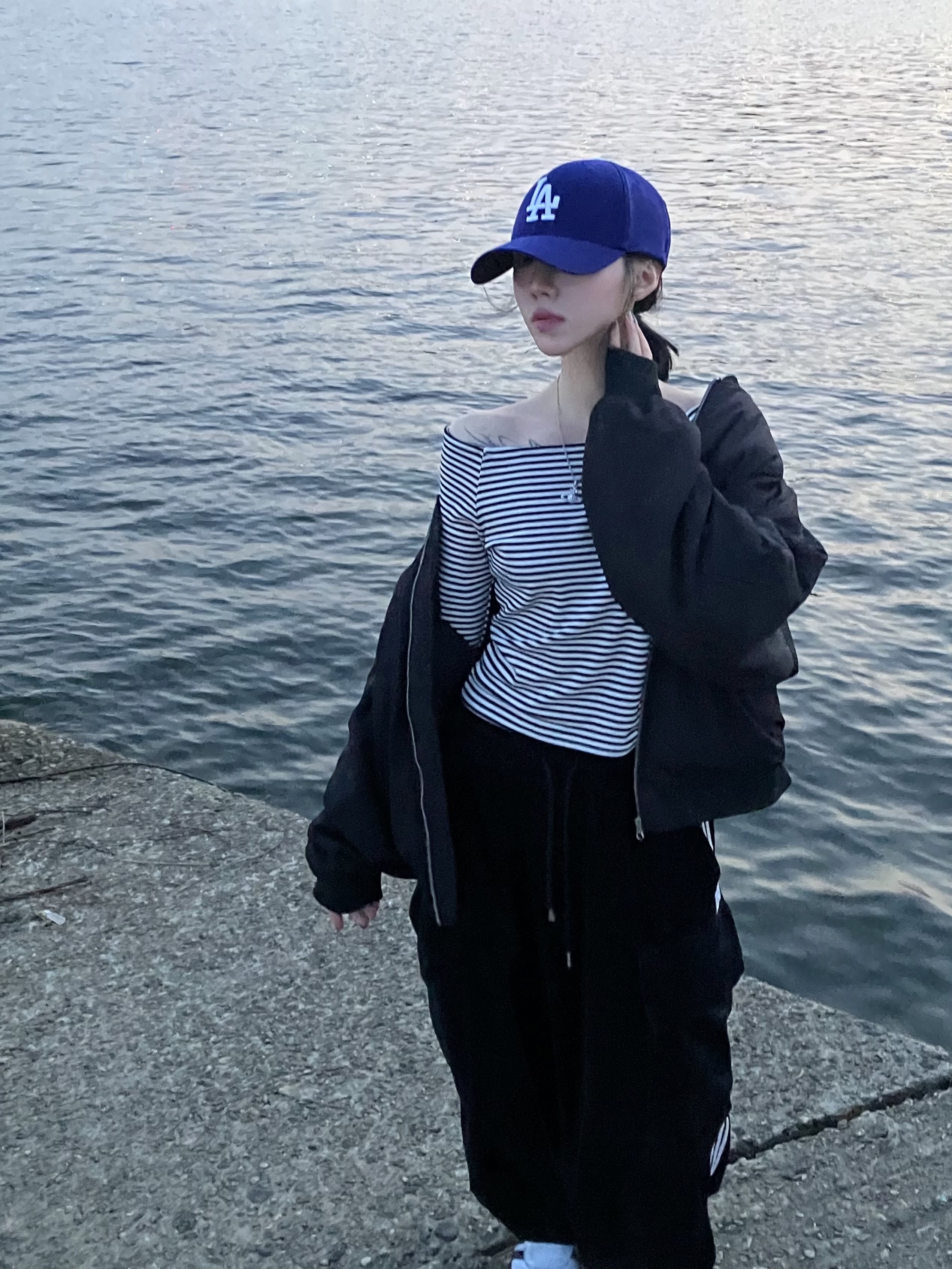 비비안 웨스트우드 메이페어 바스 릴리프 펜던트 실버, 뉴에라 59피프티 MLB 서울 시리즈 LA 다저스 다크 로얄 착용 스타일 - 4