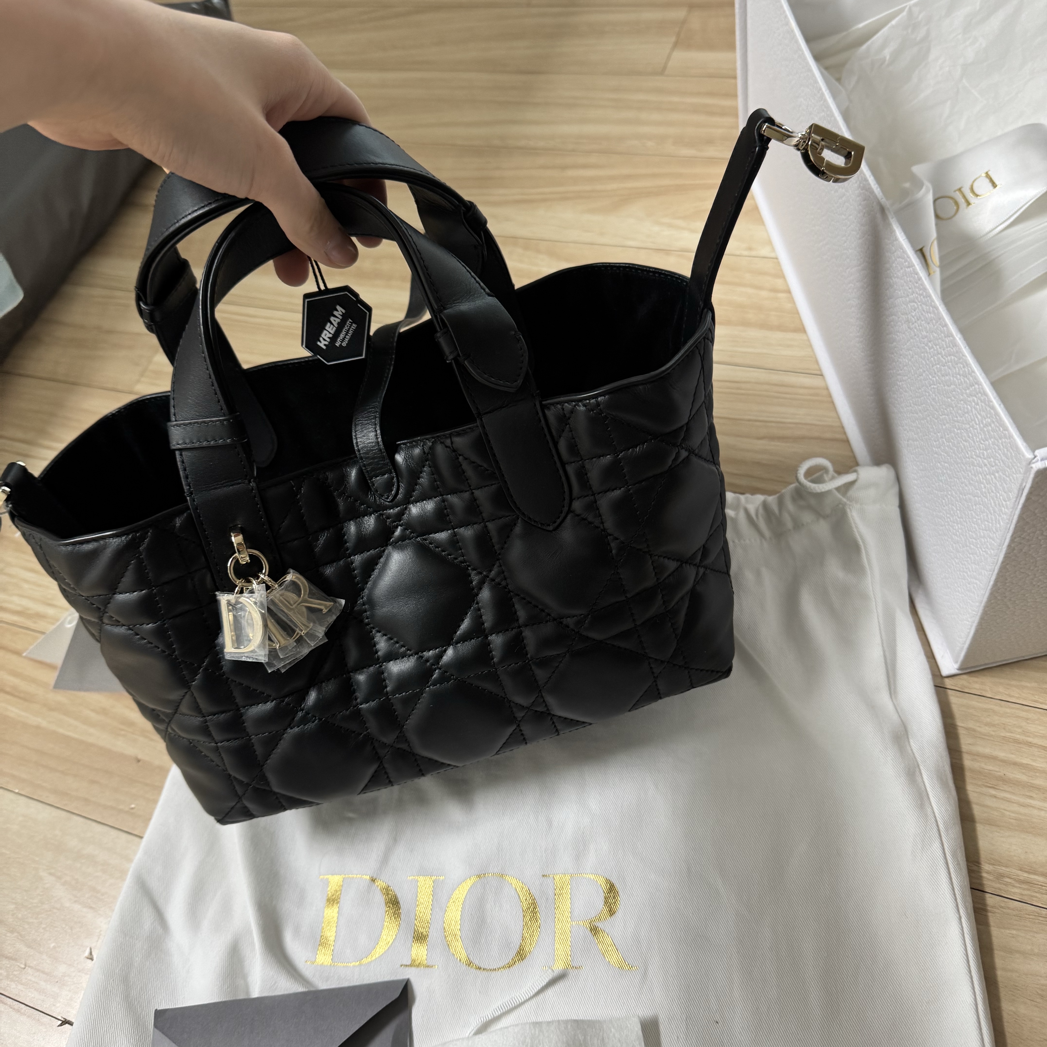 Dior Small Toujours Bag Macrocannage Calfskin Black 착용 스타일
