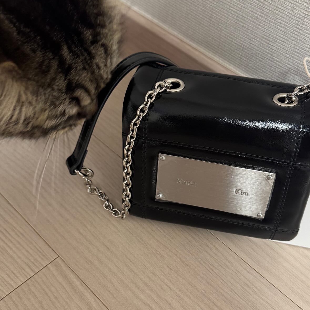 Matin Kim Classic Chain Quilting Mini Bag Black 착용 스타일 - 3