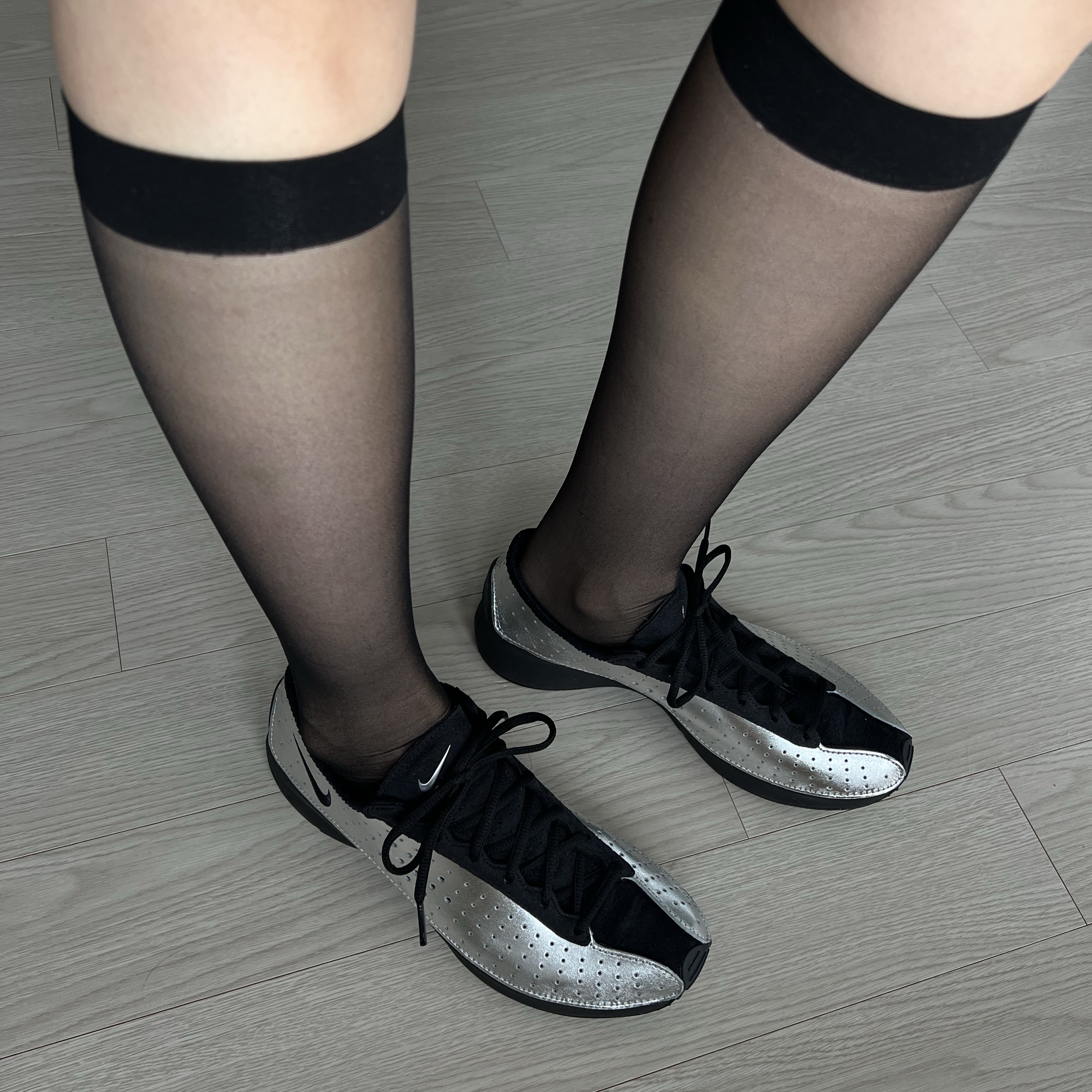 (W) Nike Air Superfly Metallic Silver and Black 착용 스타일 - 3
