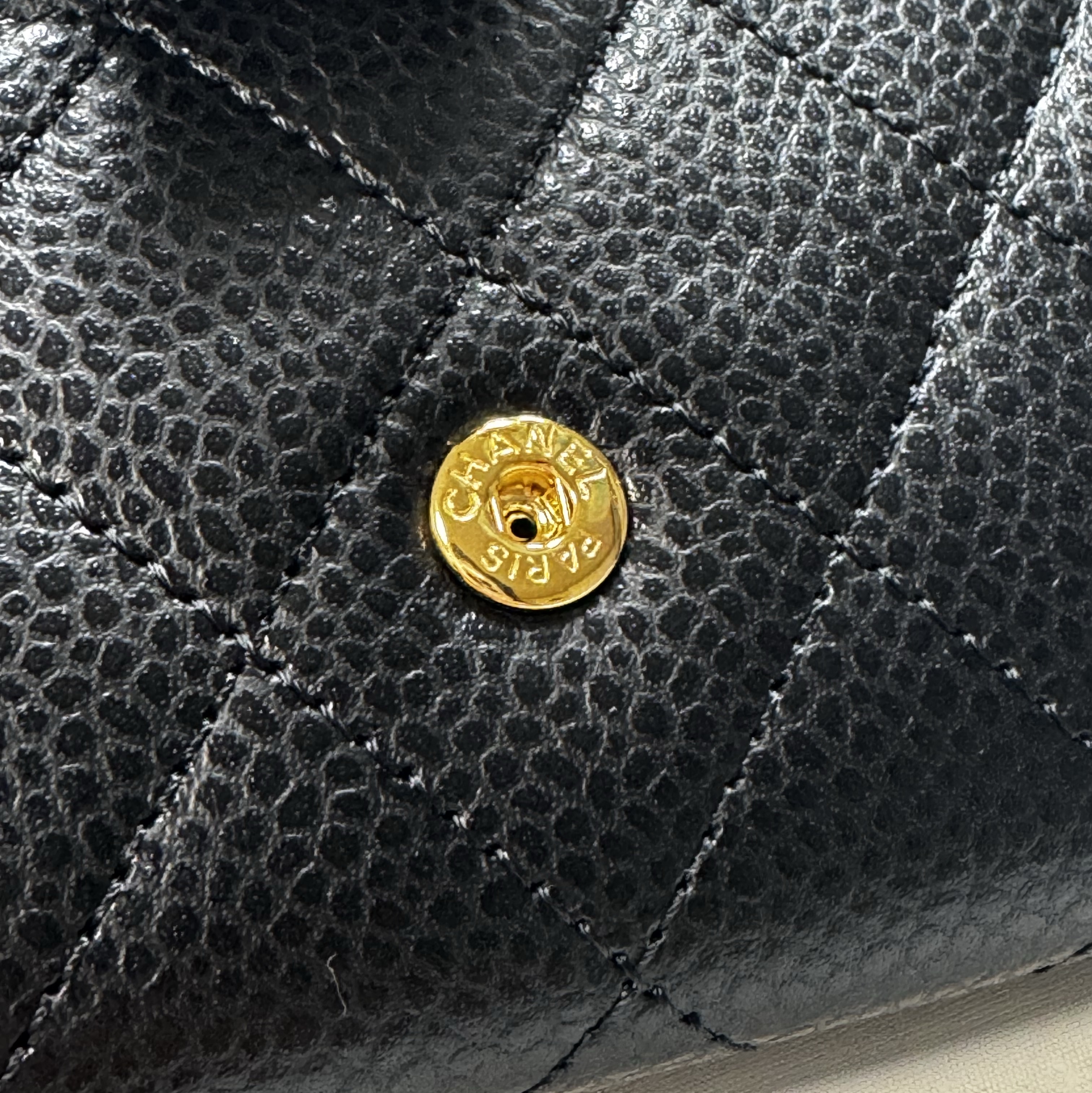 Chanel Classic Card Holder Grained Calfskin & Gold Black 착용 스타일 - 6