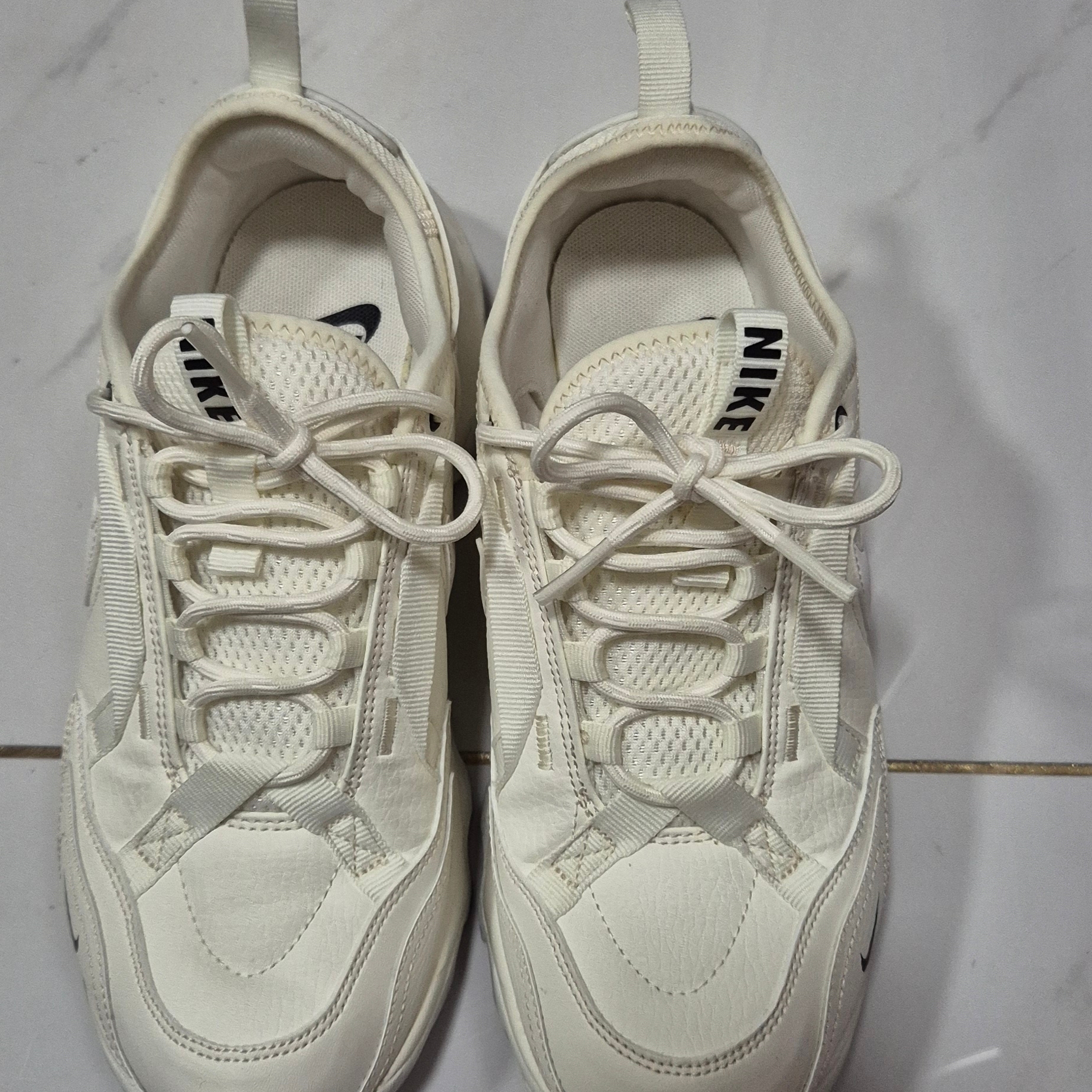 (W) Nike TC 7900 Sail Light Orewood Brown 착용 스타일