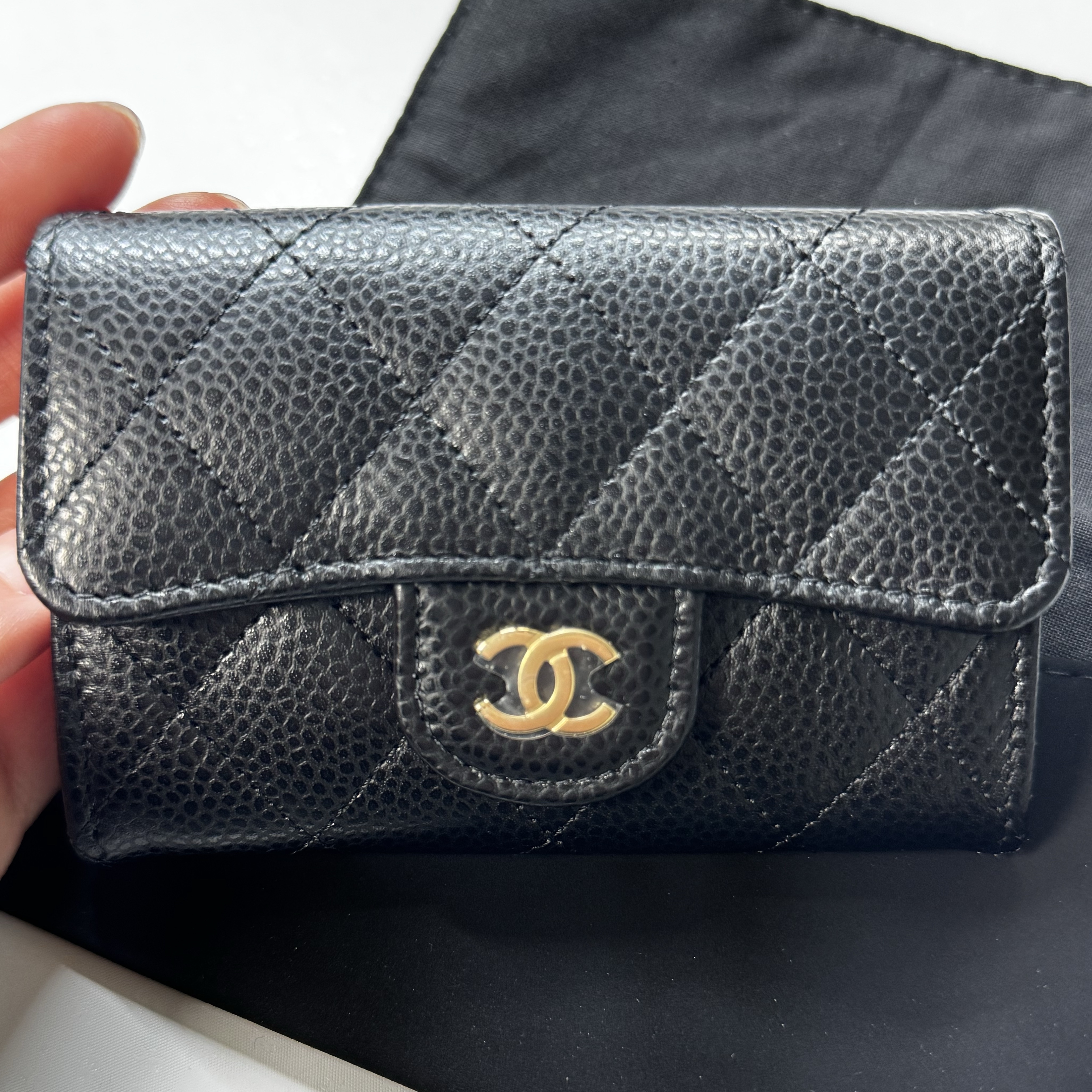 Chanel Classic Card Holder Grained Calfskin & Gold Black 착용 스타일 - 2
