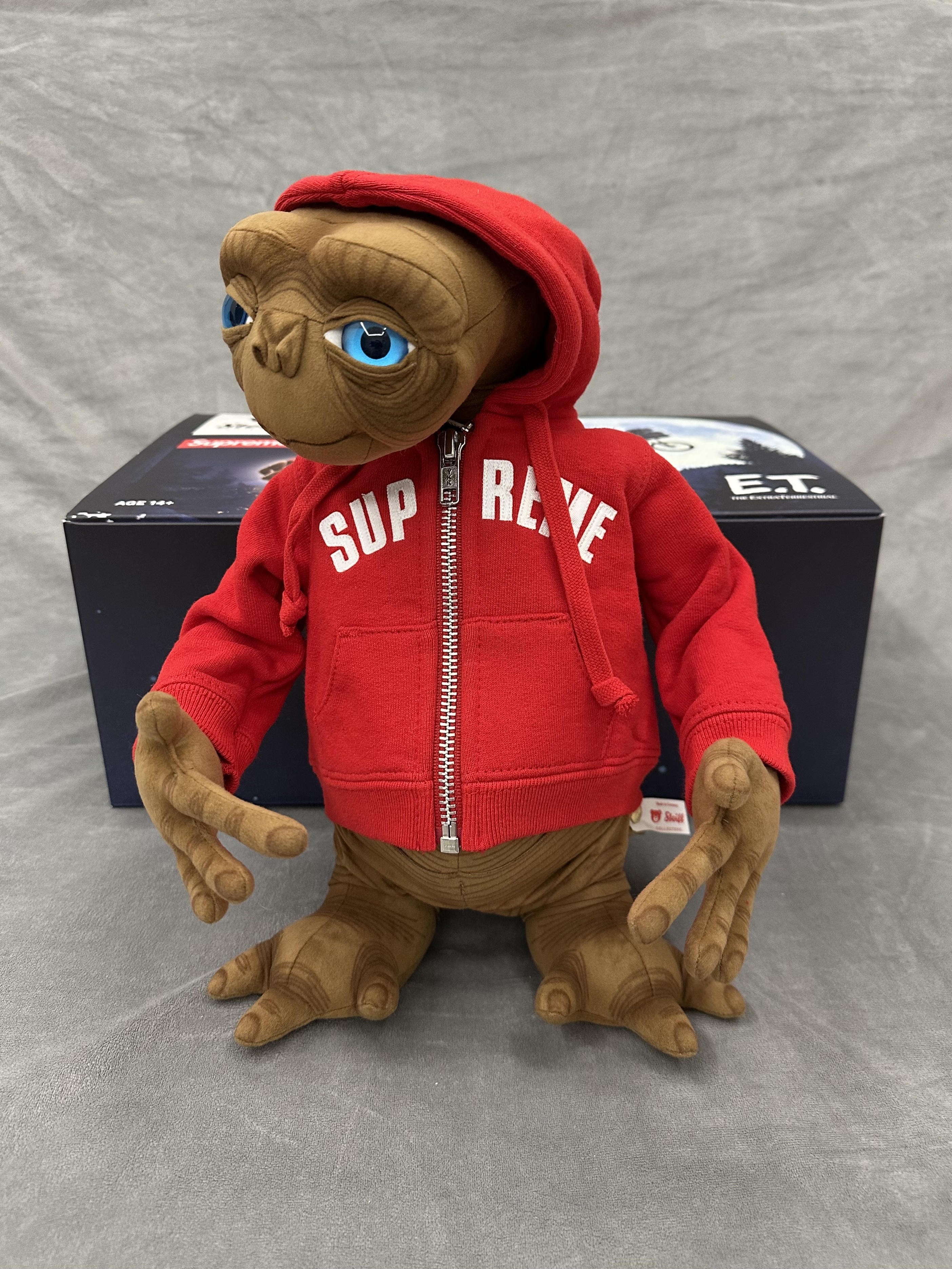 Supreme x Steiff ET Multicolor - 25SS 착용 스타일 - 1