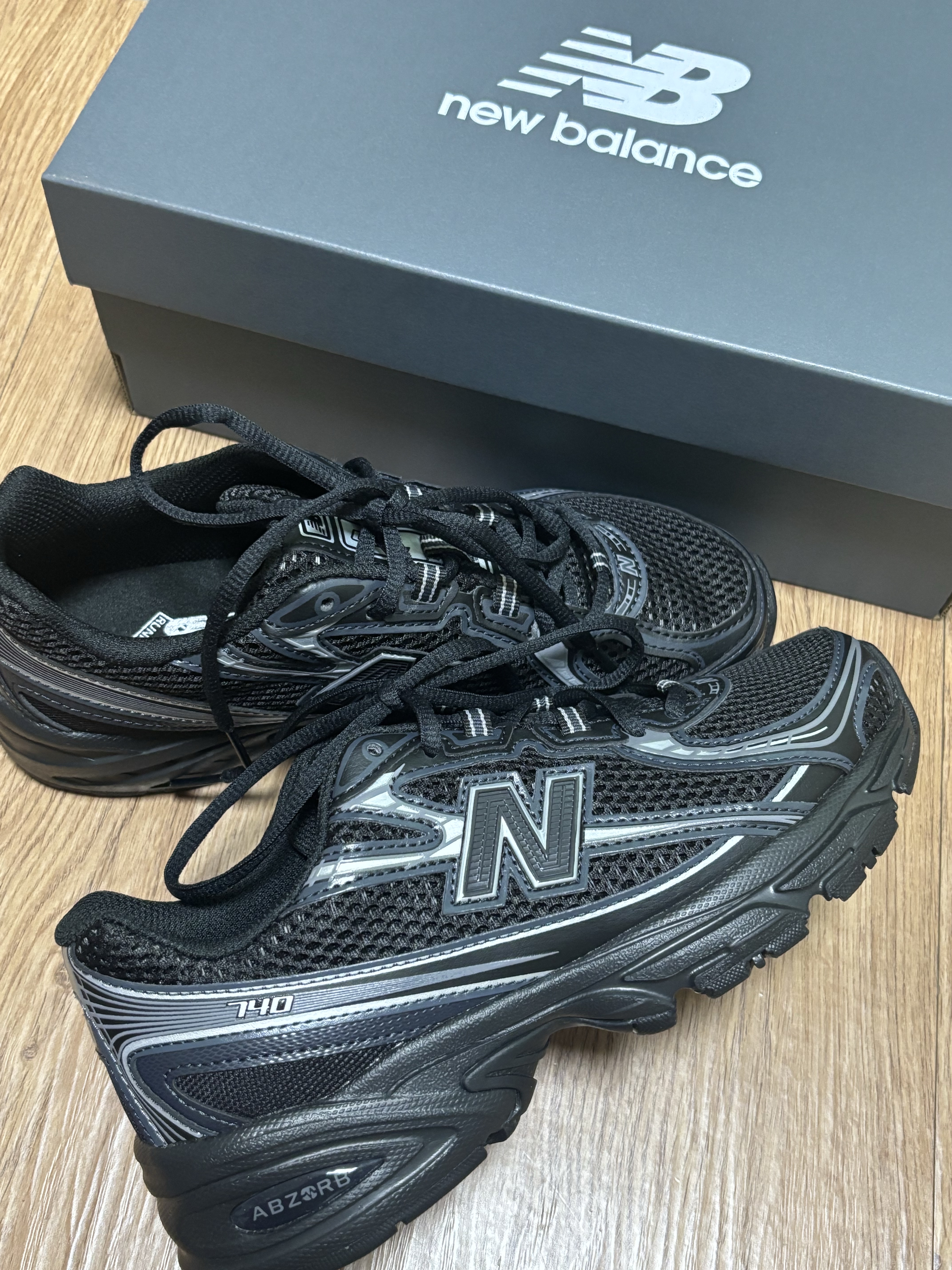 New Balance 740v2 Black Silver Metallic 착용 스타일 - 1