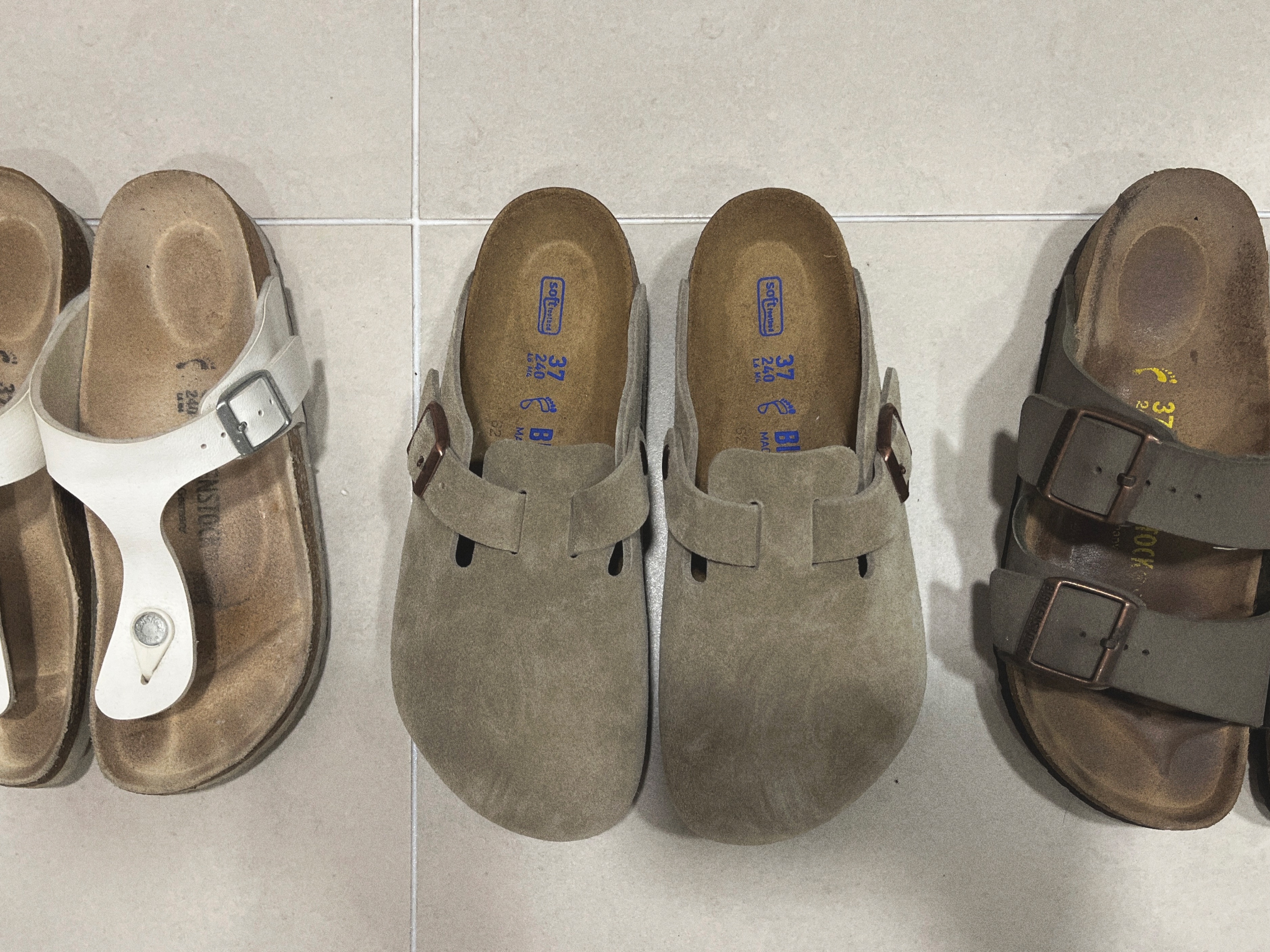 Birkenstock Boston Soft Footbed Taupe - Regular, Birkenstock Gizeh Birko Flor White - Regular 착용 스타일 - 4
