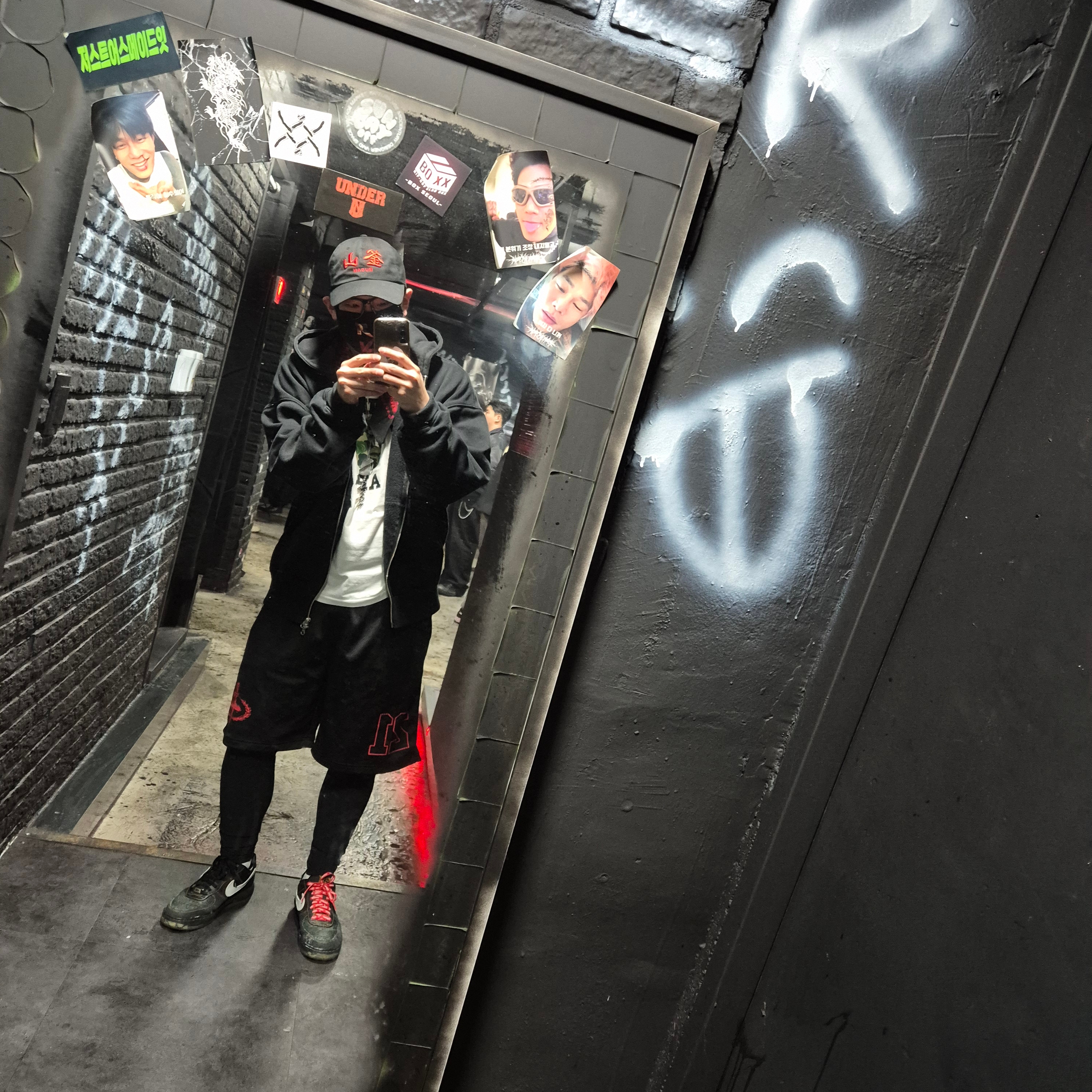 Darkr8m Studio Busan Red Logo Cap, BAPE ABC Camo College T-Shirt White Green 착용 스타일