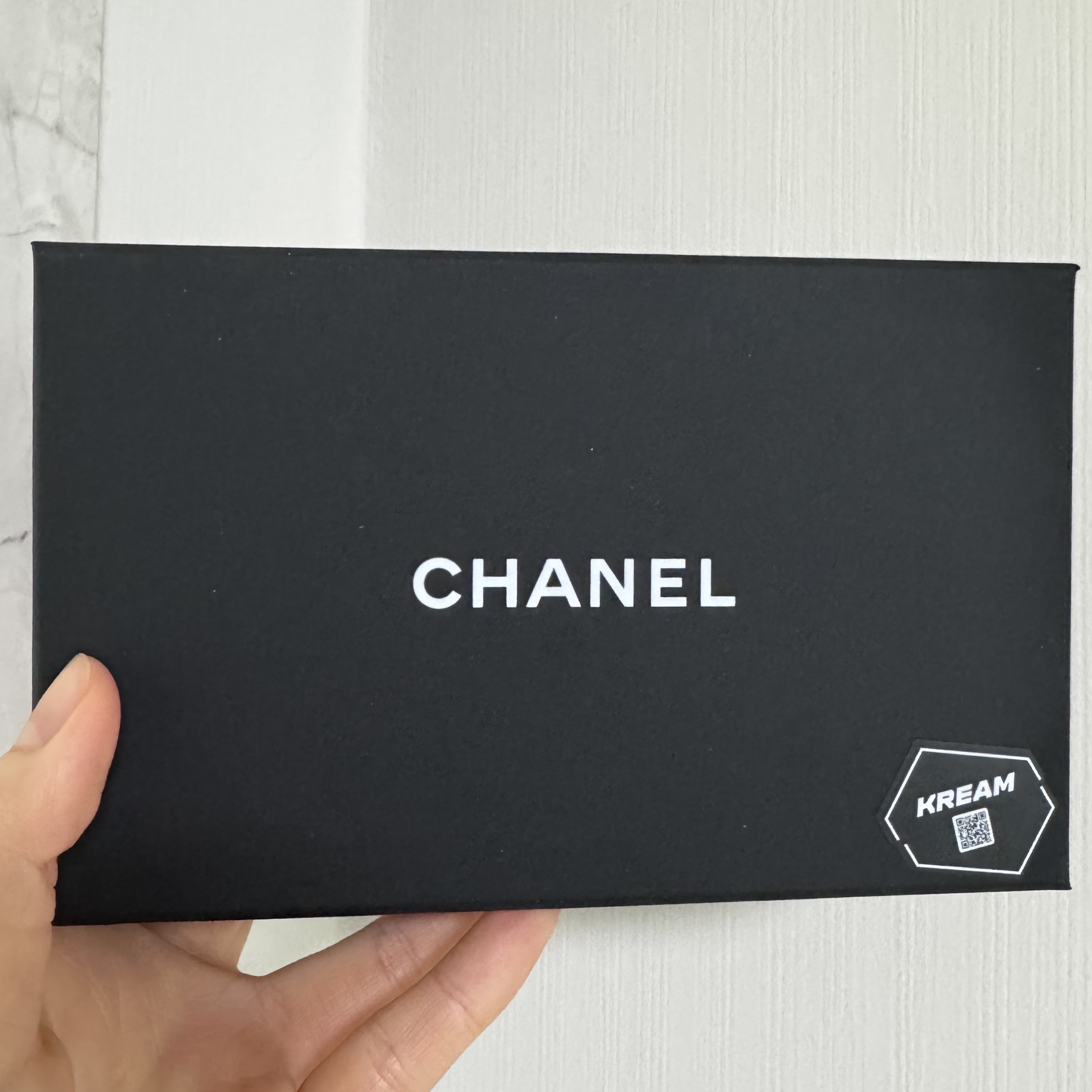 Chanel Classic Card Holder Grained Calfskin & Gold Black 착용 스타일 - 4