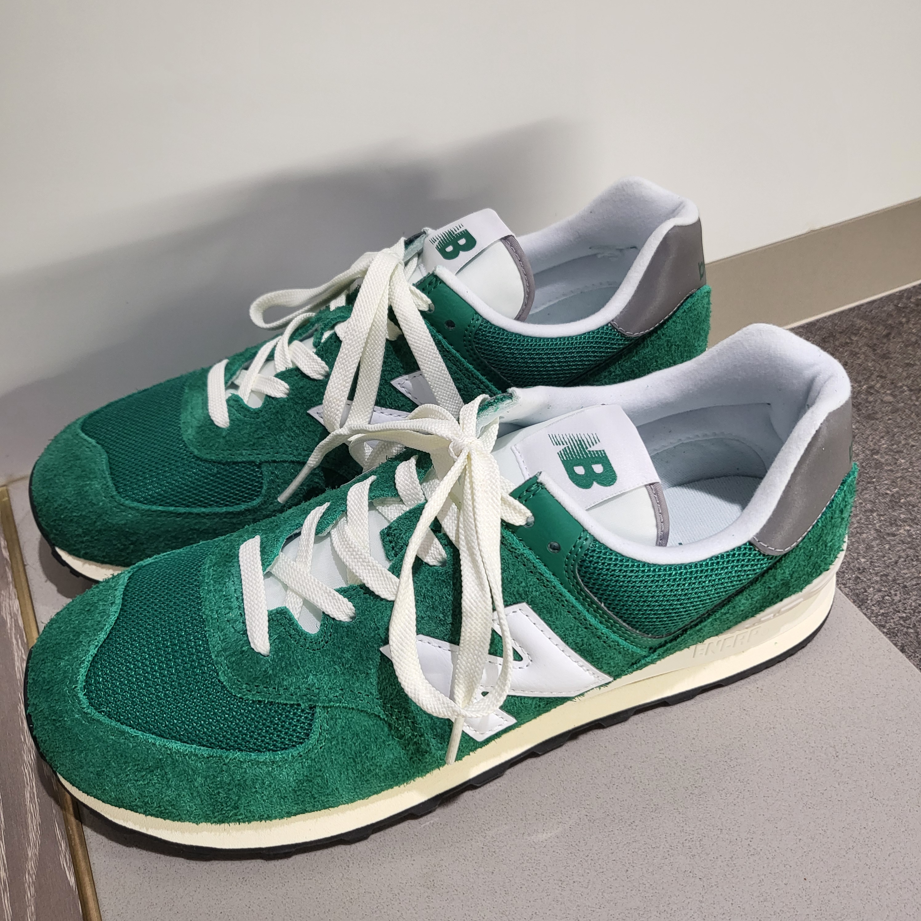 New Balance 574 Heritage Grass Green 착용 스타일