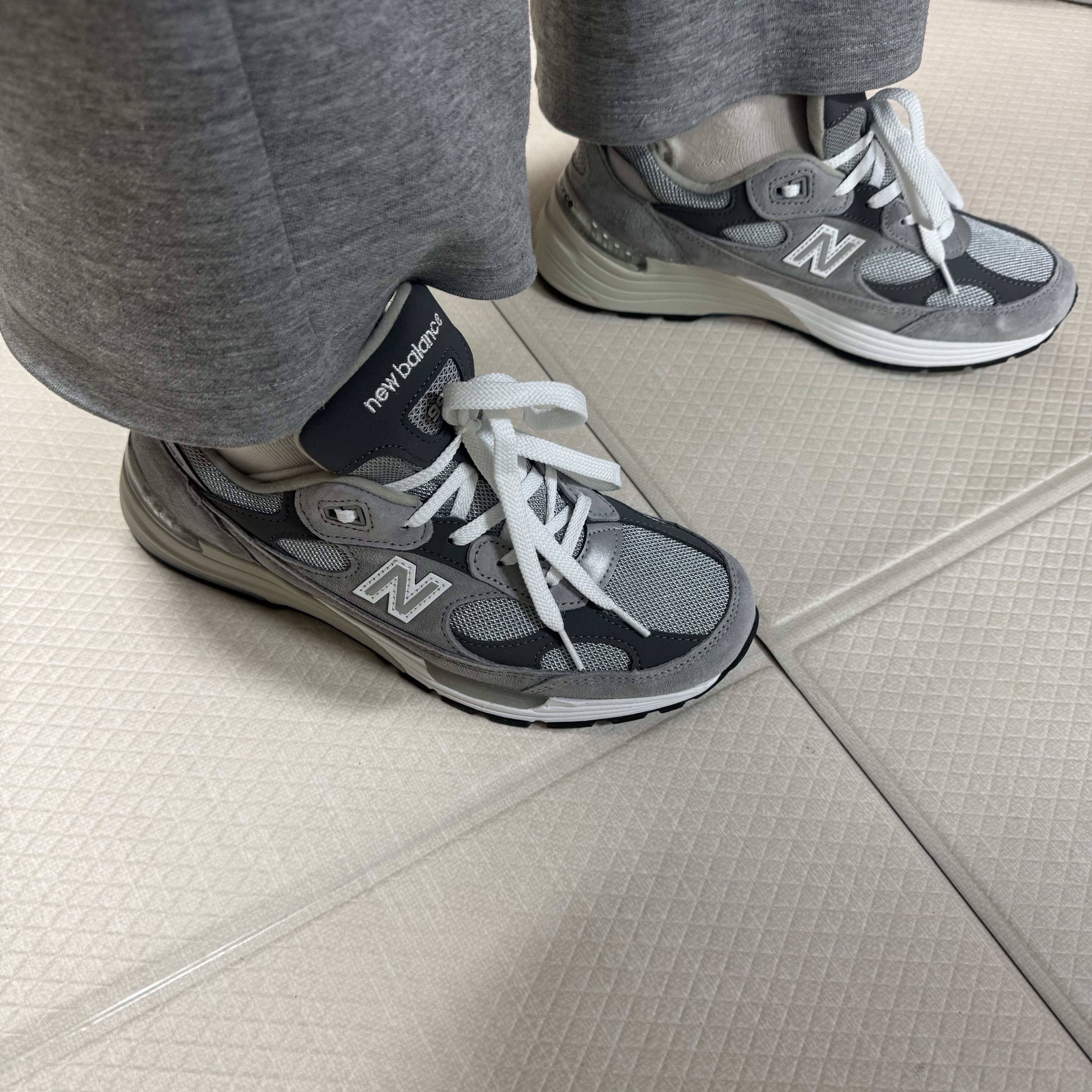 New Balance 992 Made in USA Core Grey Silver Metallic 착용 스타일 - 3