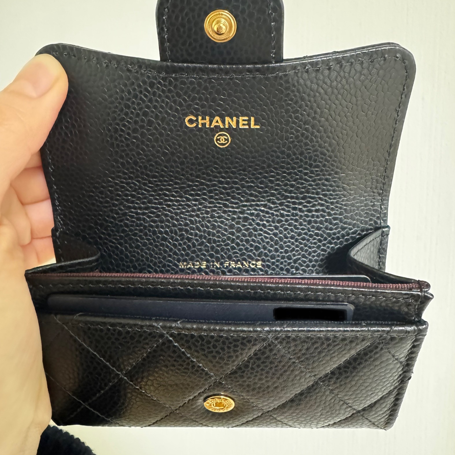 Chanel Classic Card Holder Grained Calfskin & Gold Black 착용 스타일 - 5