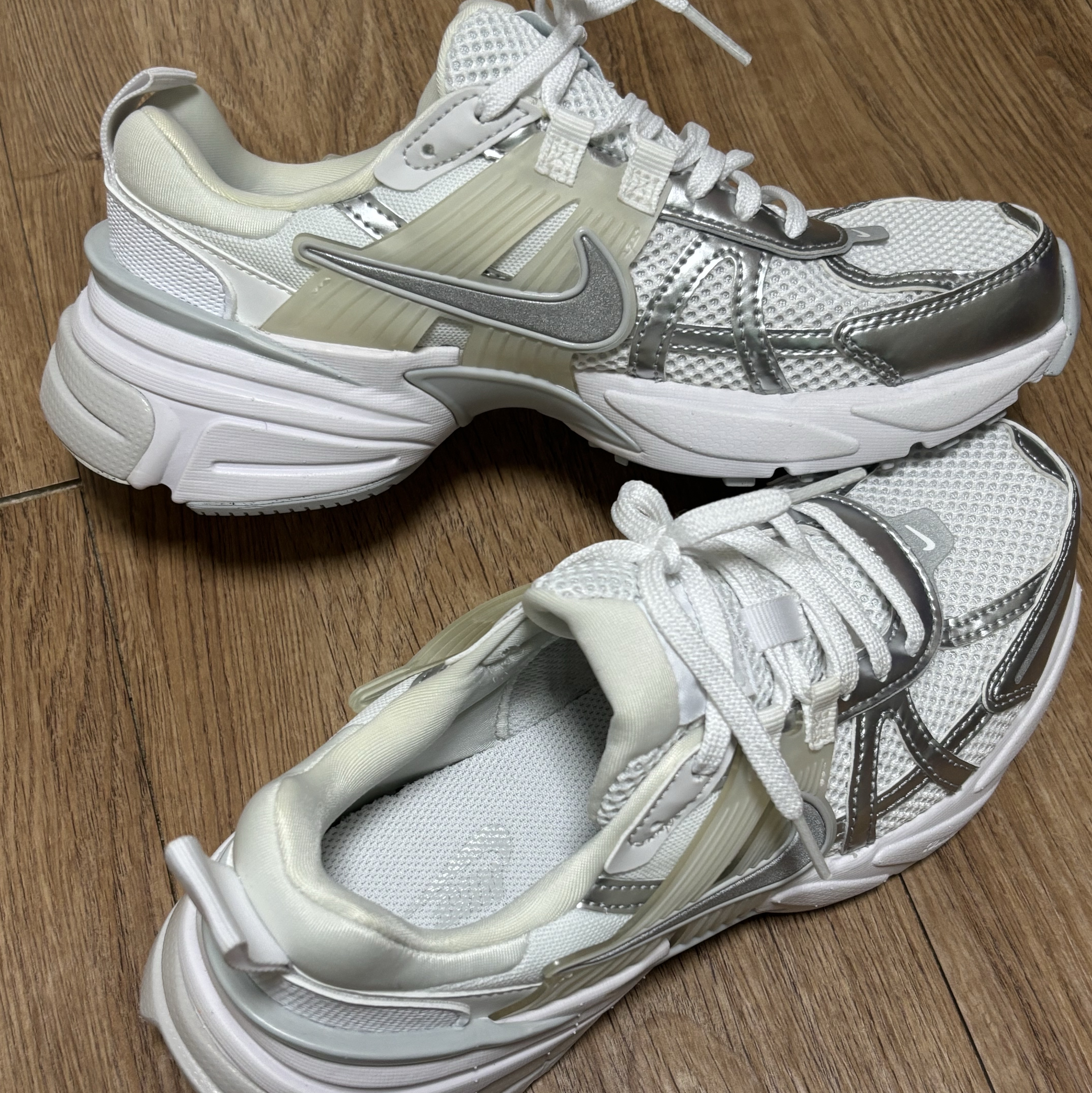 Nike V2K Run Metallic Silver White 착용 스타일 - 3
