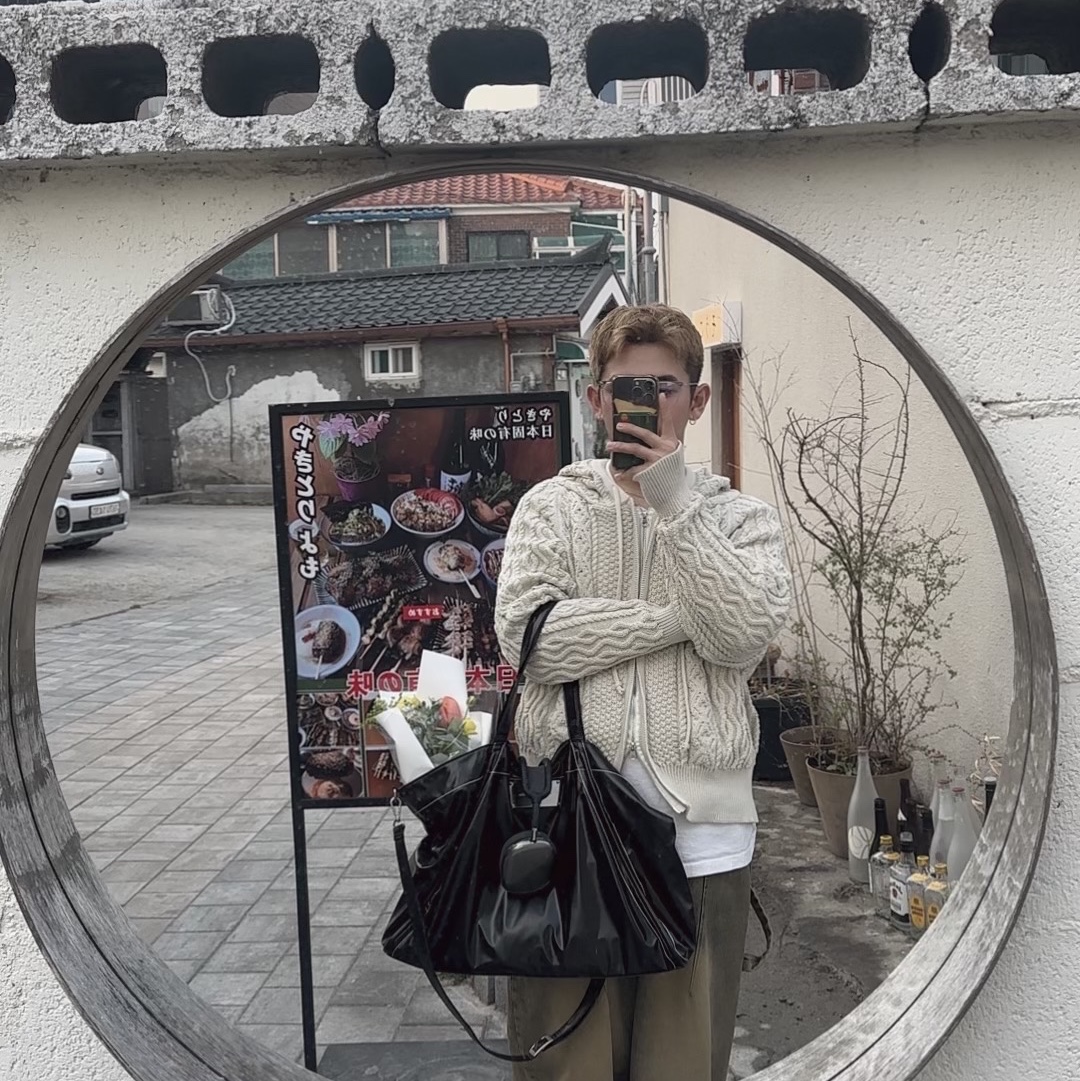 Matin Kim Big Coating Tote Bag Black 착용 스타일