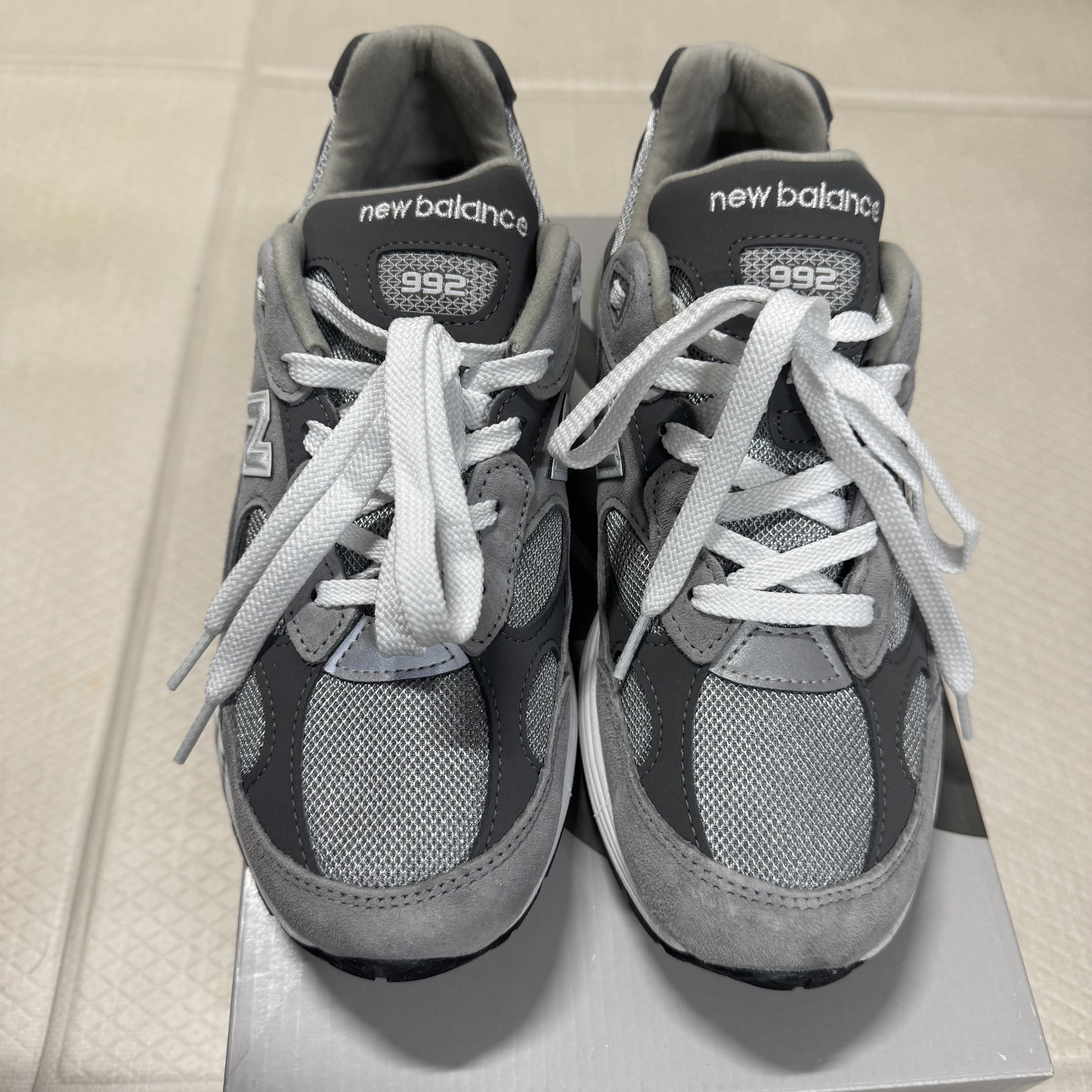New Balance 992 Made in USA Core Grey Silver Metallic 착용 스타일 - 2