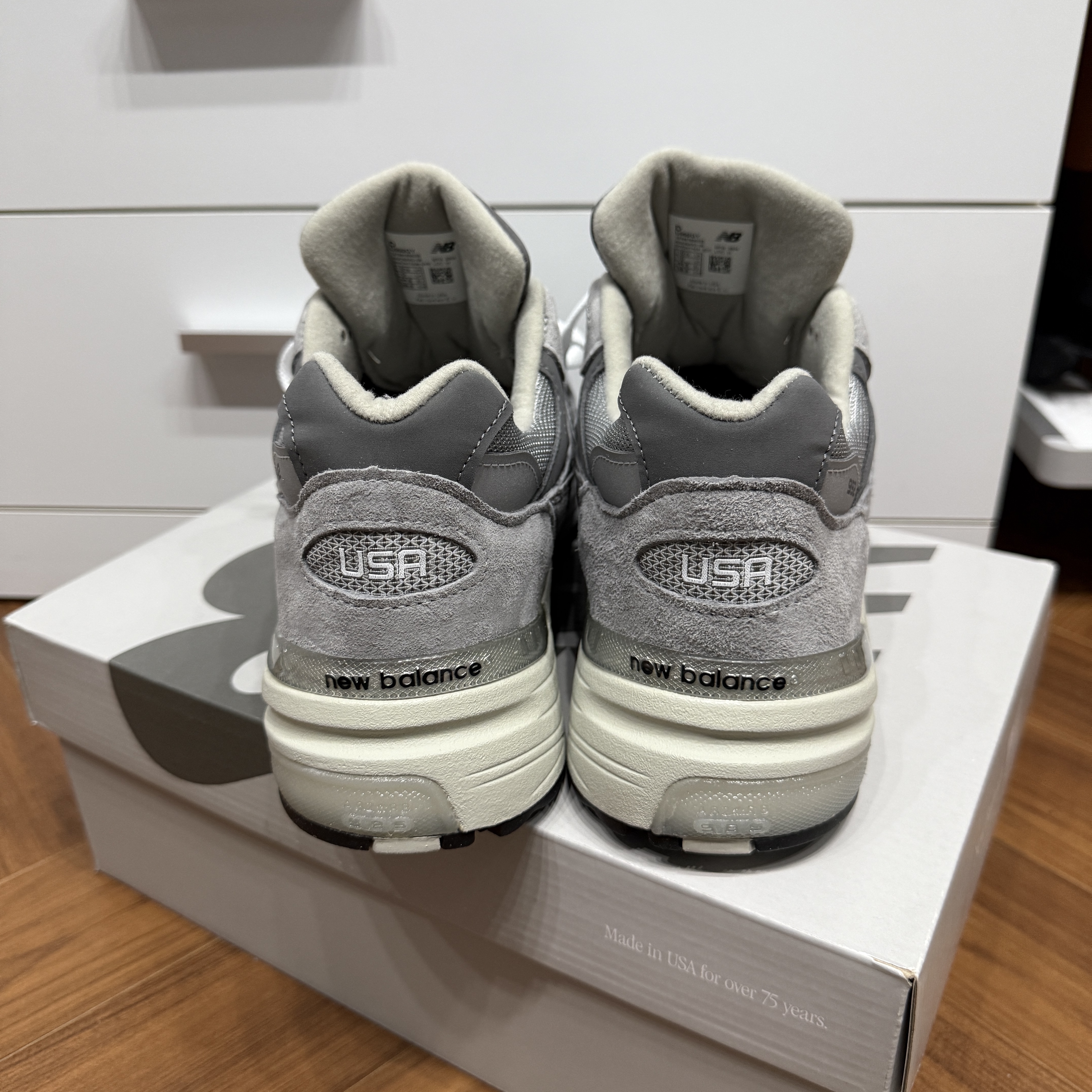 New Balance 992 Made in USA Core Grey Silver Metallic 착용 스타일 - 3