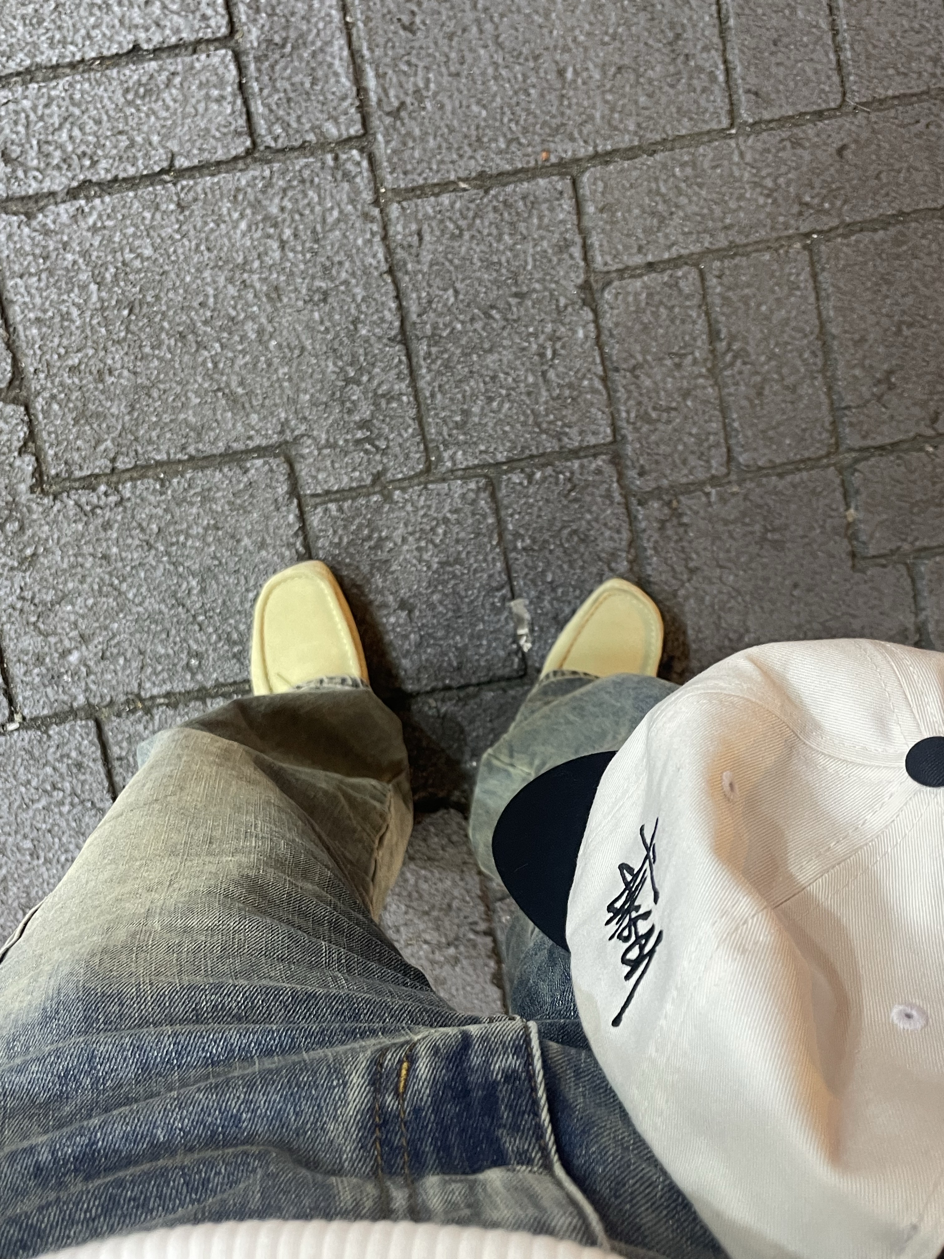Stussy Chenille S Low Pro Cap Natural, Clarks Wallabee Maple Suede 착용 스타일