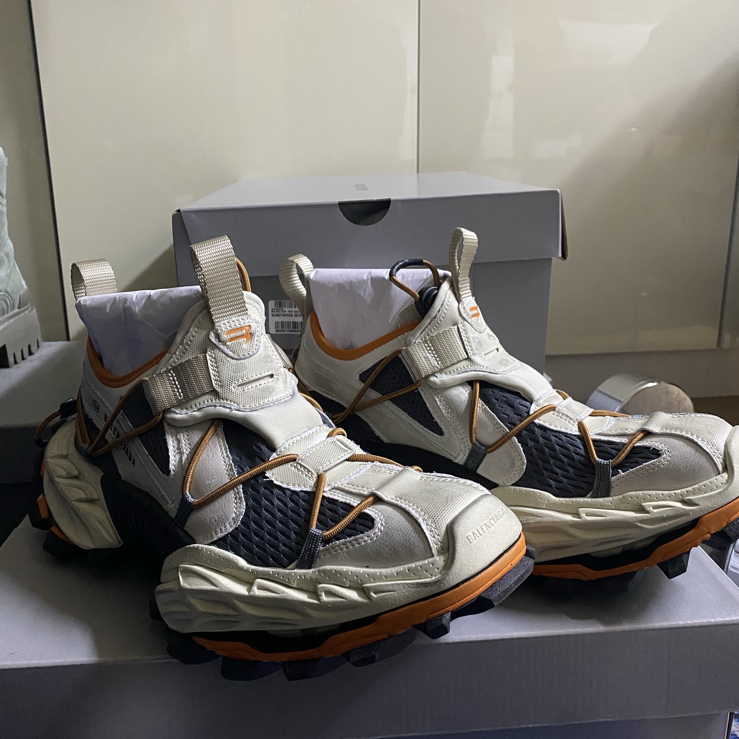 Balenciaga Hike Sneakers Beige Orange, Balenciaga Snowglobe Silver 착용 스타일 - 5