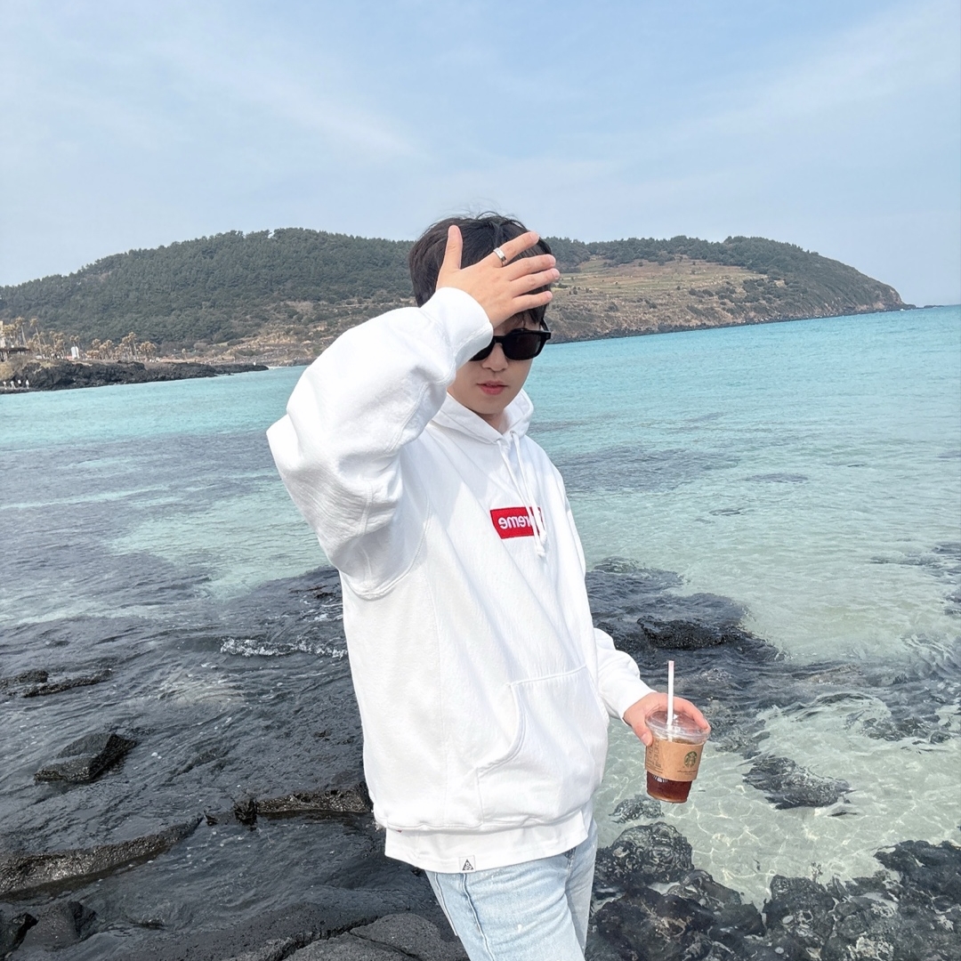 Supreme Box Logo Hooded Sweatshirt White - 21FW, IAB Studio Sunglasses I Black 착용 스타일