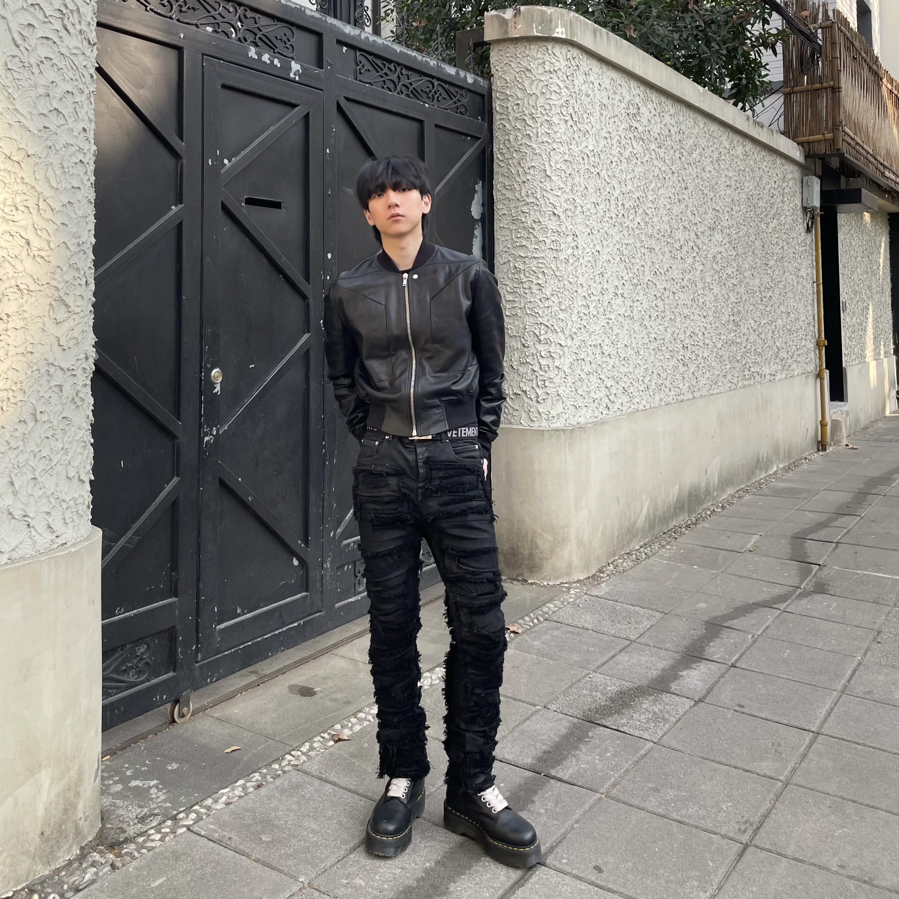 Balenciaga Arena Lambskin Aged Silver Hardware Le Cagole Beltbag Black, Dr. Martens x Rick Owens 1460 RO Quad 착용 스타일 - 3