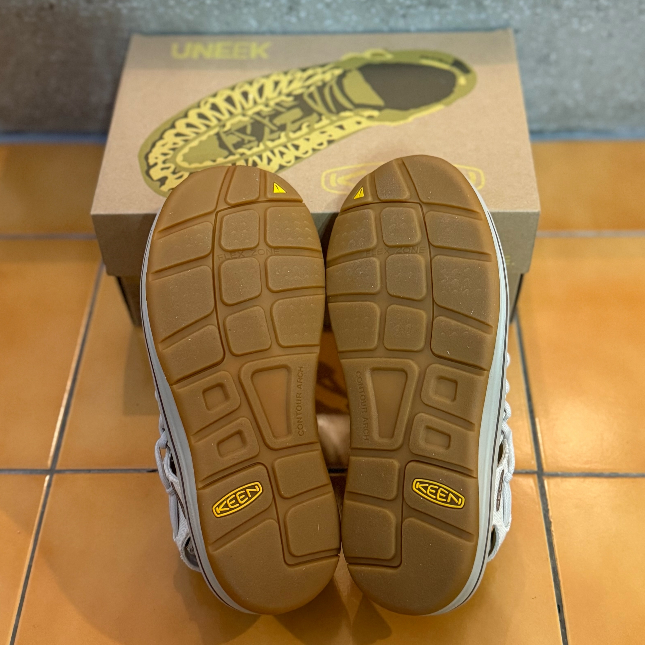 Keen Uneek Canvas Sandals Men Bright Beige 착용 스타일 - 4