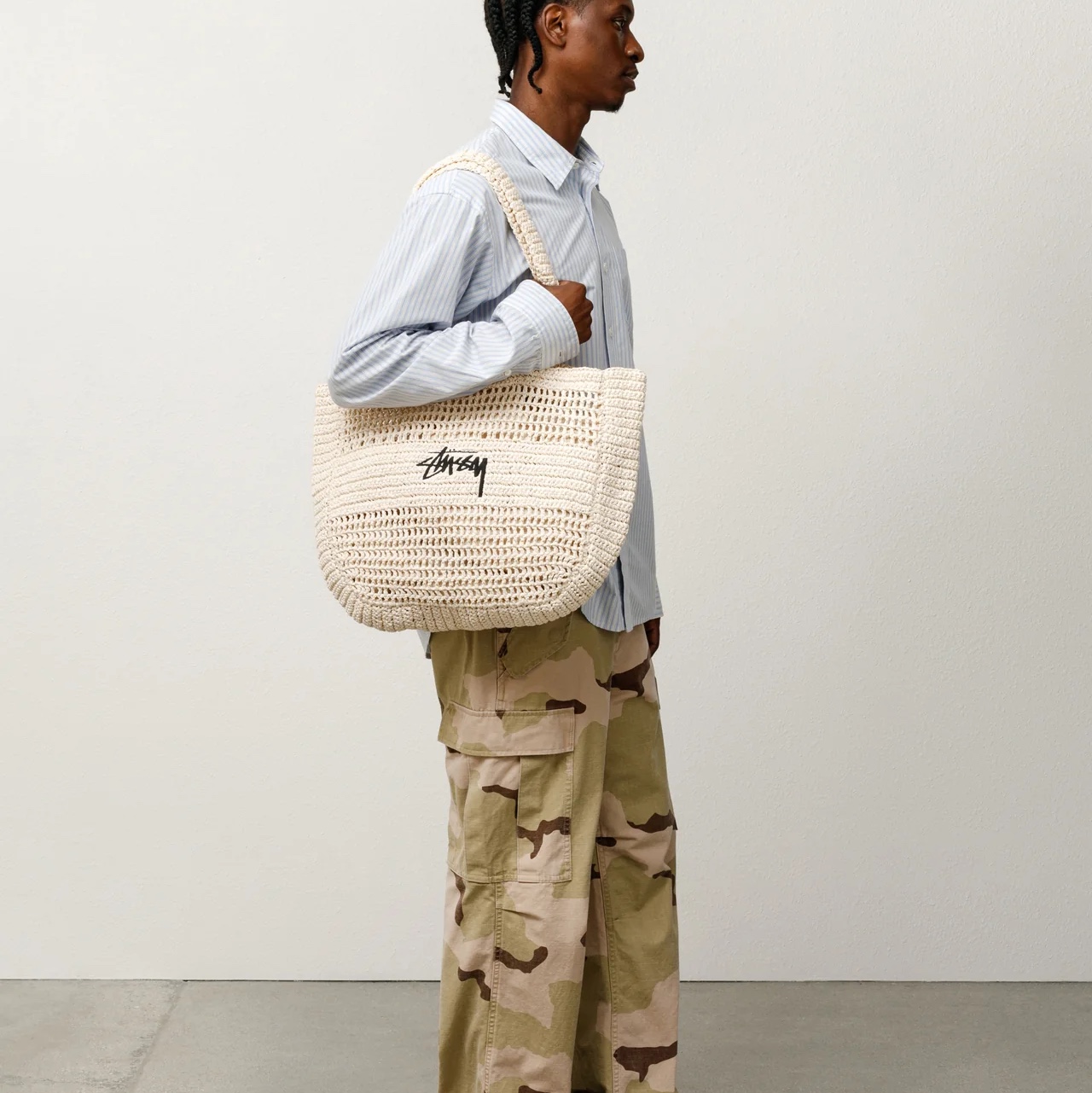 Stussy Woven Tote Bag Ivory 착용 스타일