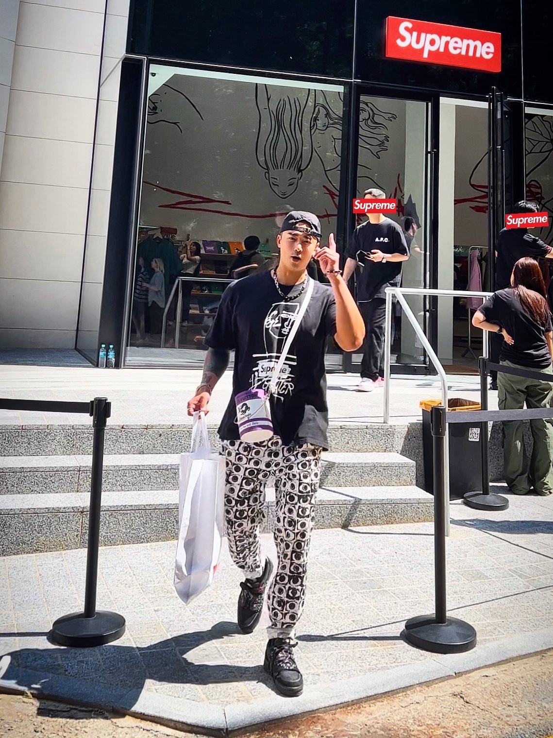 Supreme x Jean Paul Gaultier T-Shirt Black - 19SS, Jordan 1 x Travis Scott Retro Low OG SP Black Phantom 착용 스타일 - 2