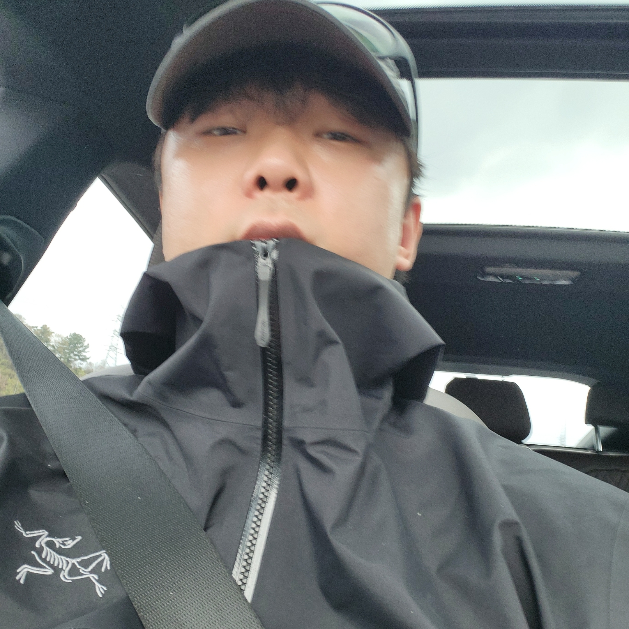Arc'teryx Heliad 6 Crossbody Bag Black, Montbell Polarized Trekking Glasses Black Black 착용 스타일 - 1