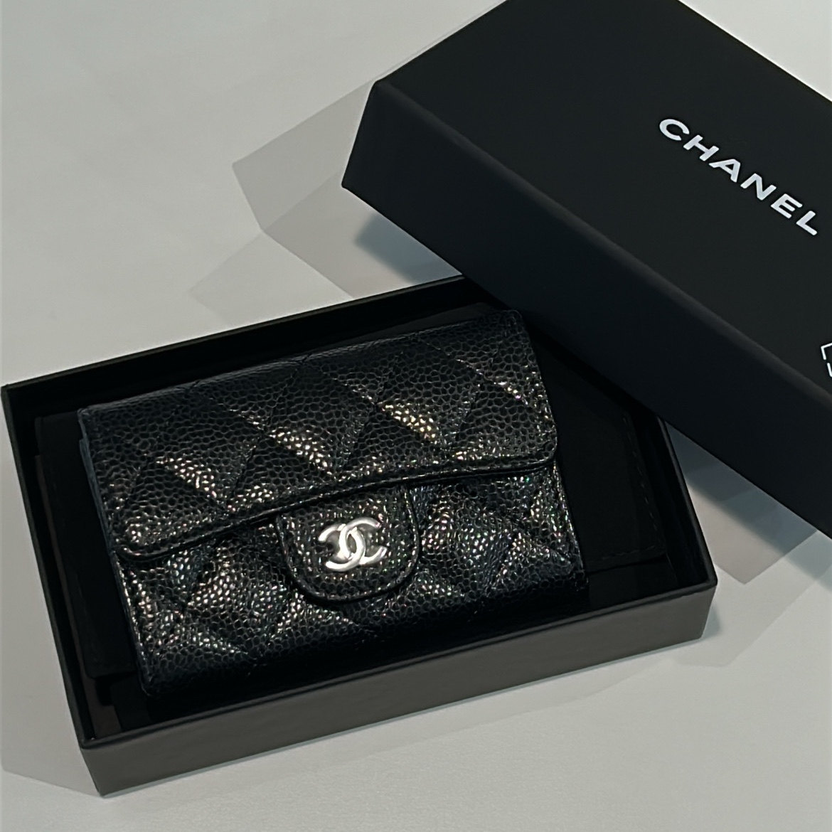 Chanel Classic Card Holder Grained Calfskin & Silver Black 착용 스타일