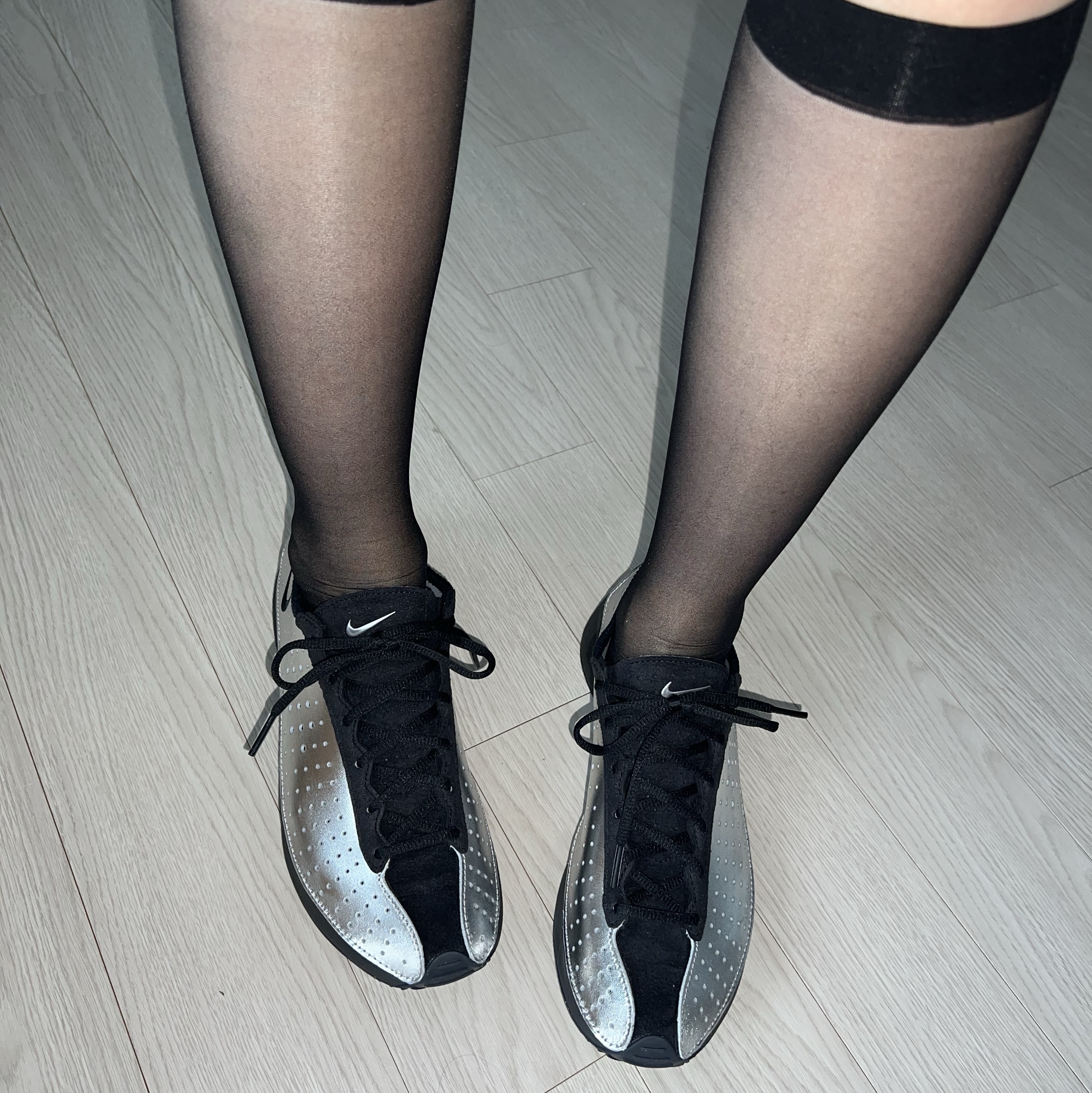 (W) Nike Air Superfly Metallic Silver and Black 착용 스타일 - 2