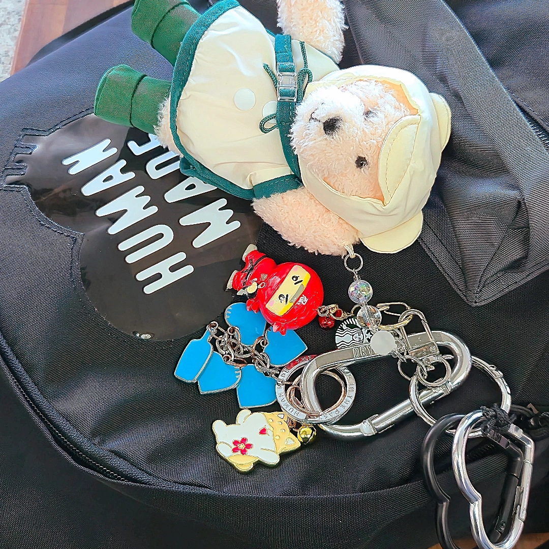 Starbucks x Hunter Rainy Bearista Keychain Cream, Human Made x Blue Bottle Coffee Key Charm Blue 착용 스타일