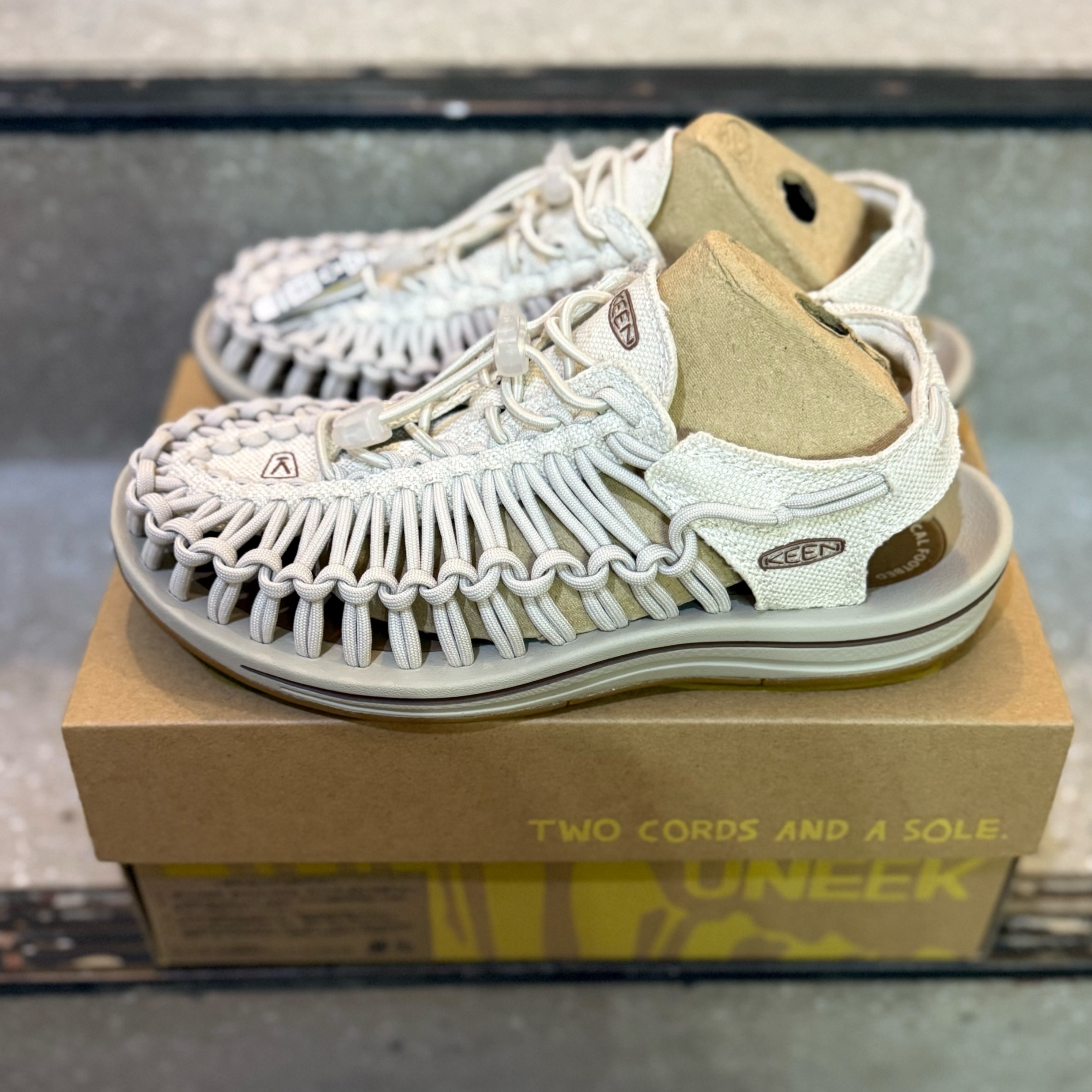 Keen Uneek Canvas Sandals Men Bright Beige 착용 스타일 - 1