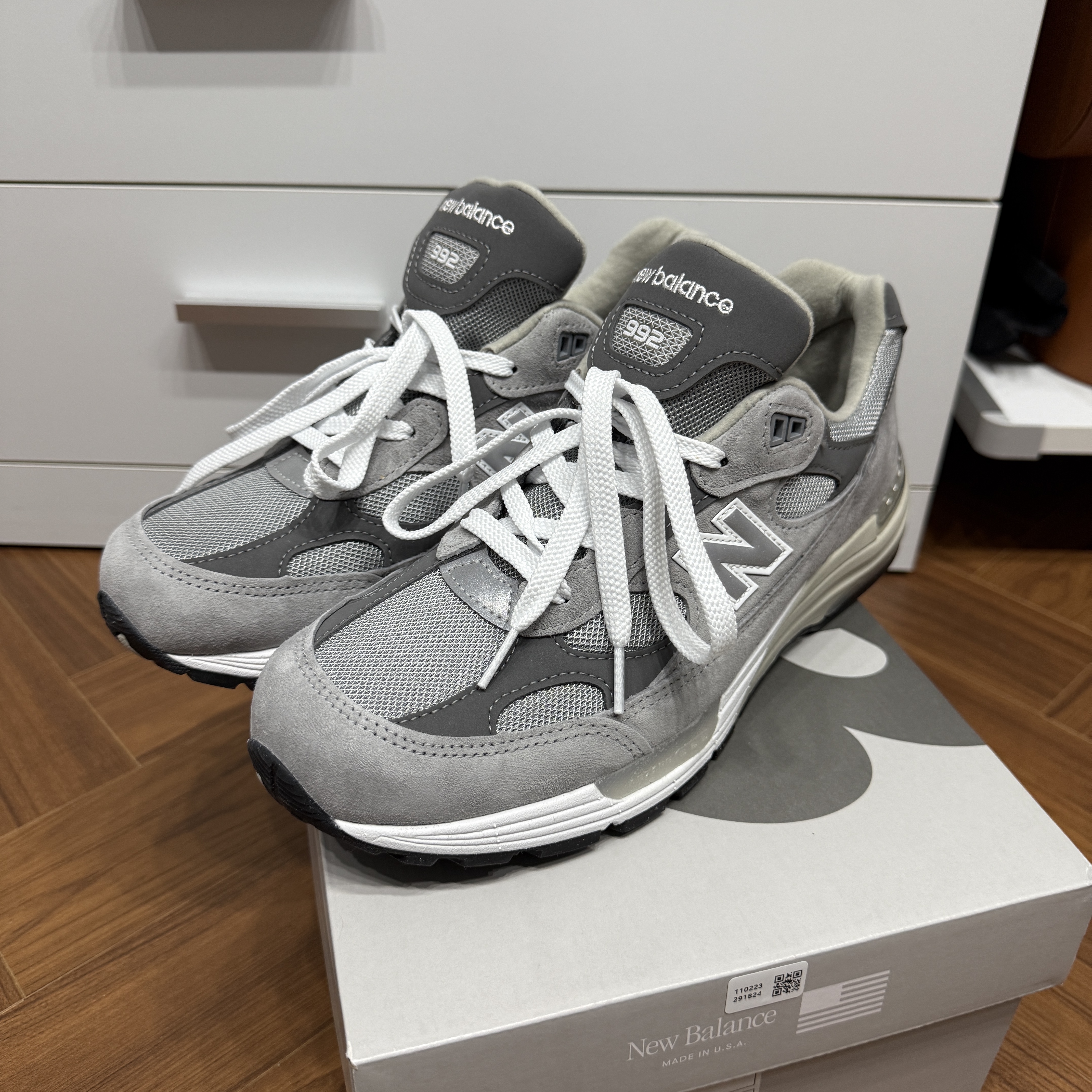 New Balance 992 Made in USA Core Grey Silver Metallic 착용 스타일 - 2