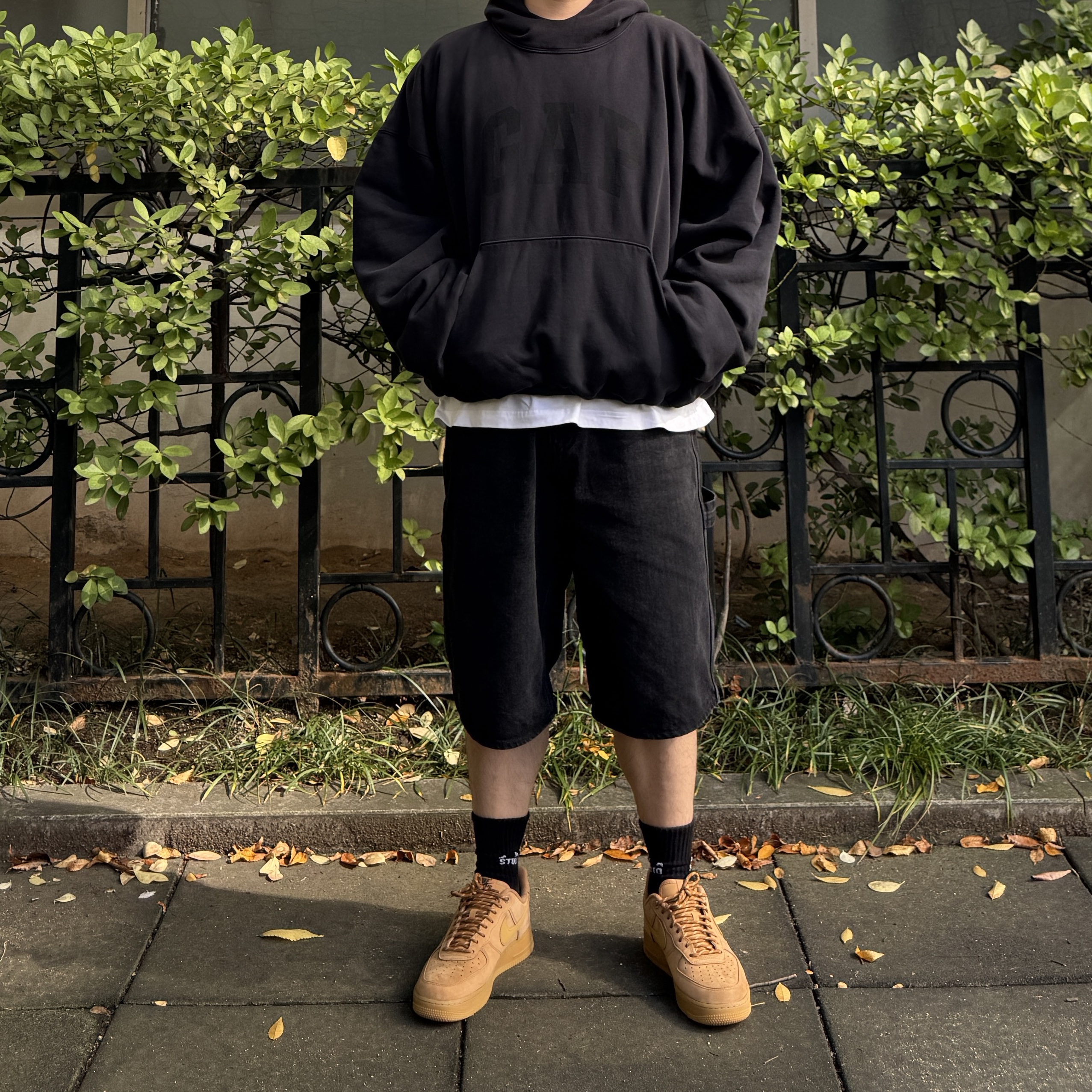 Nike Air Force 1 '07 WB Flax, Yeezy Gap Engineered By Balenciaga Dove Hoodie Washed Black 착용 스타일 - 1