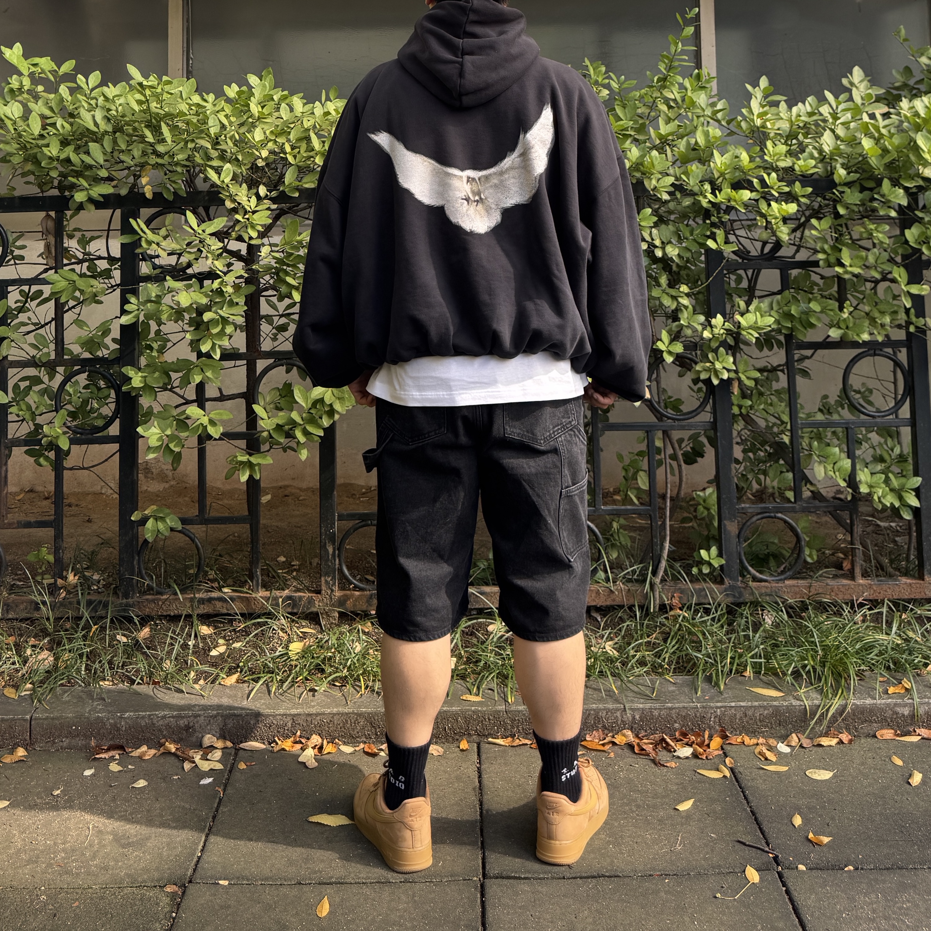 Nike Air Force 1 '07 WB Flax, Yeezy Gap Engineered By Balenciaga Dove Hoodie Washed Black 착용 스타일 - 2