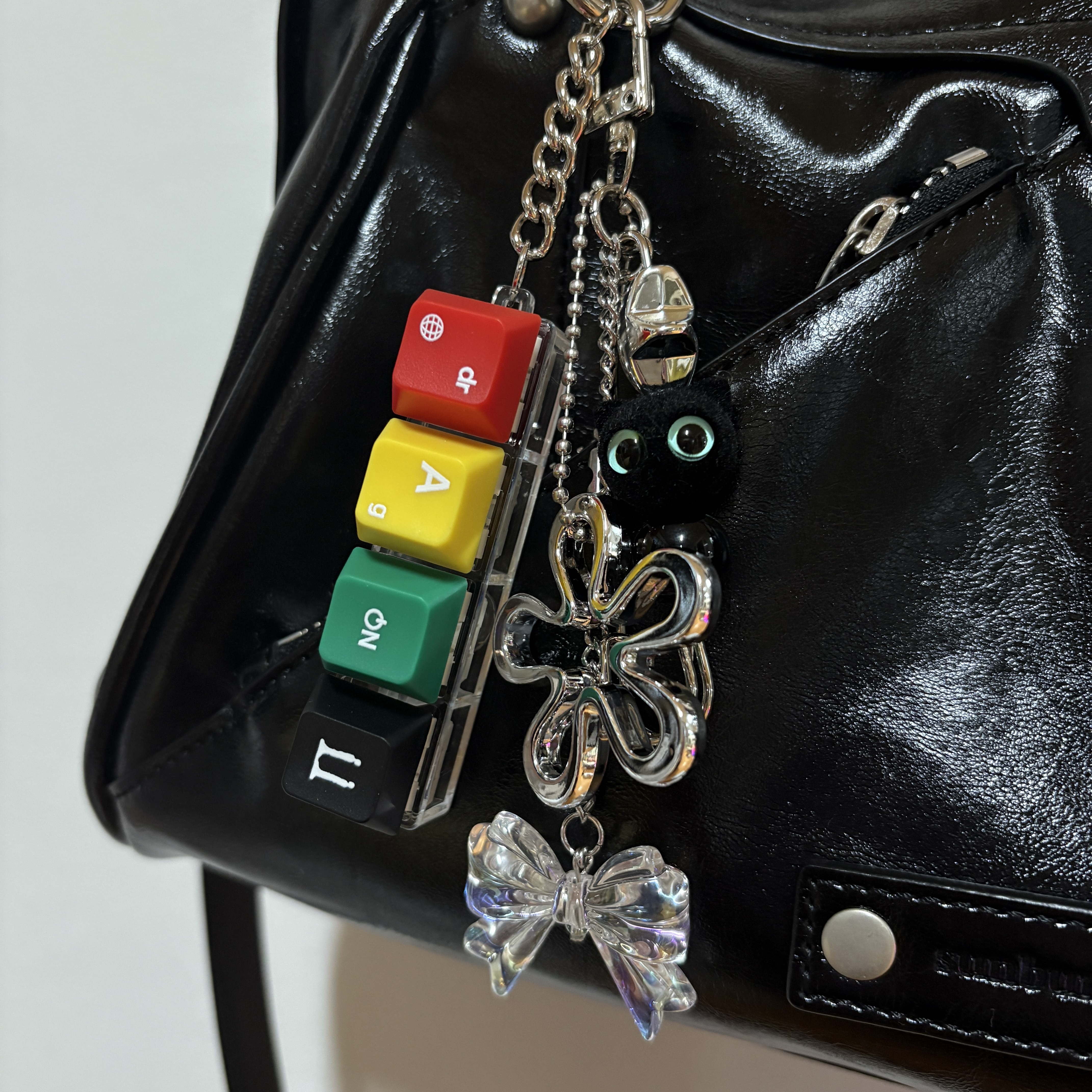 G-DRAGON Ubermensch Keycap Keyring 착용 스타일