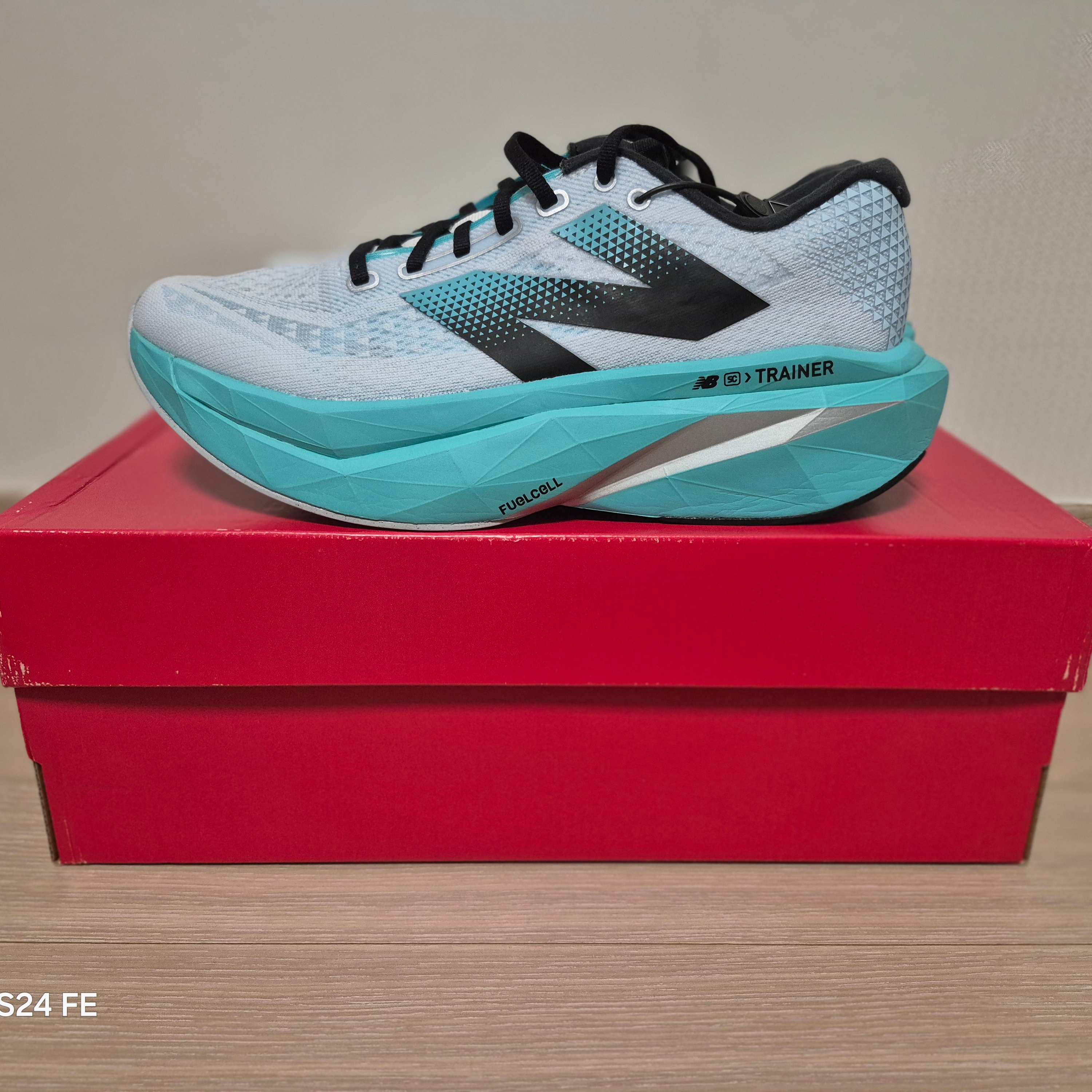 New Balance FuelCell Supercomp Trainer v3 White Cyber Jade - D Standard 착용 스타일