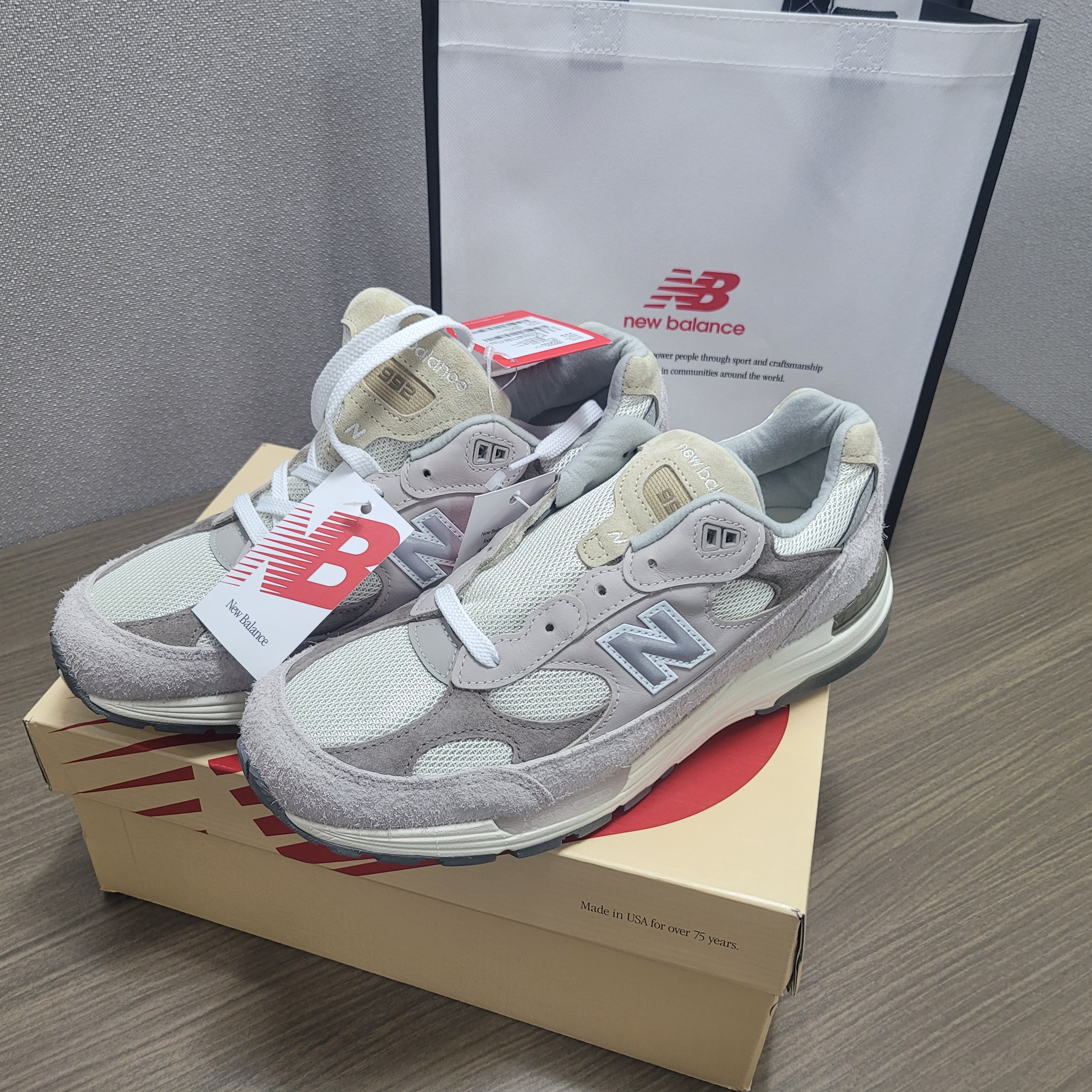 New Balance 992 Made in USA Moonrock Mushroom 착용 스타일 - 1