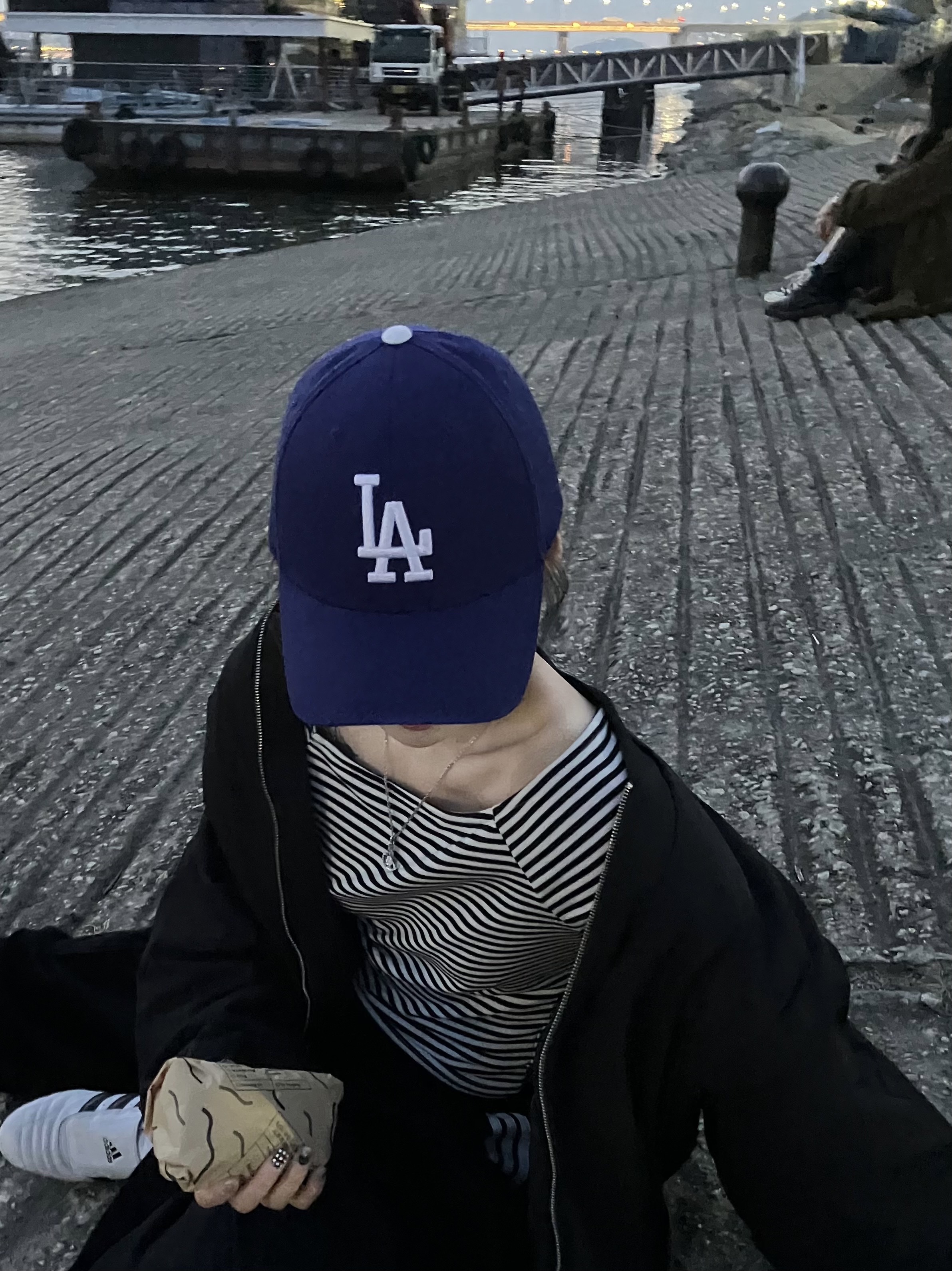 비비안 웨스트우드 메이페어 바스 릴리프 펜던트 실버, 뉴에라 59피프티 MLB 서울 시리즈 LA 다저스 다크 로얄 착용 스타일 - 7
