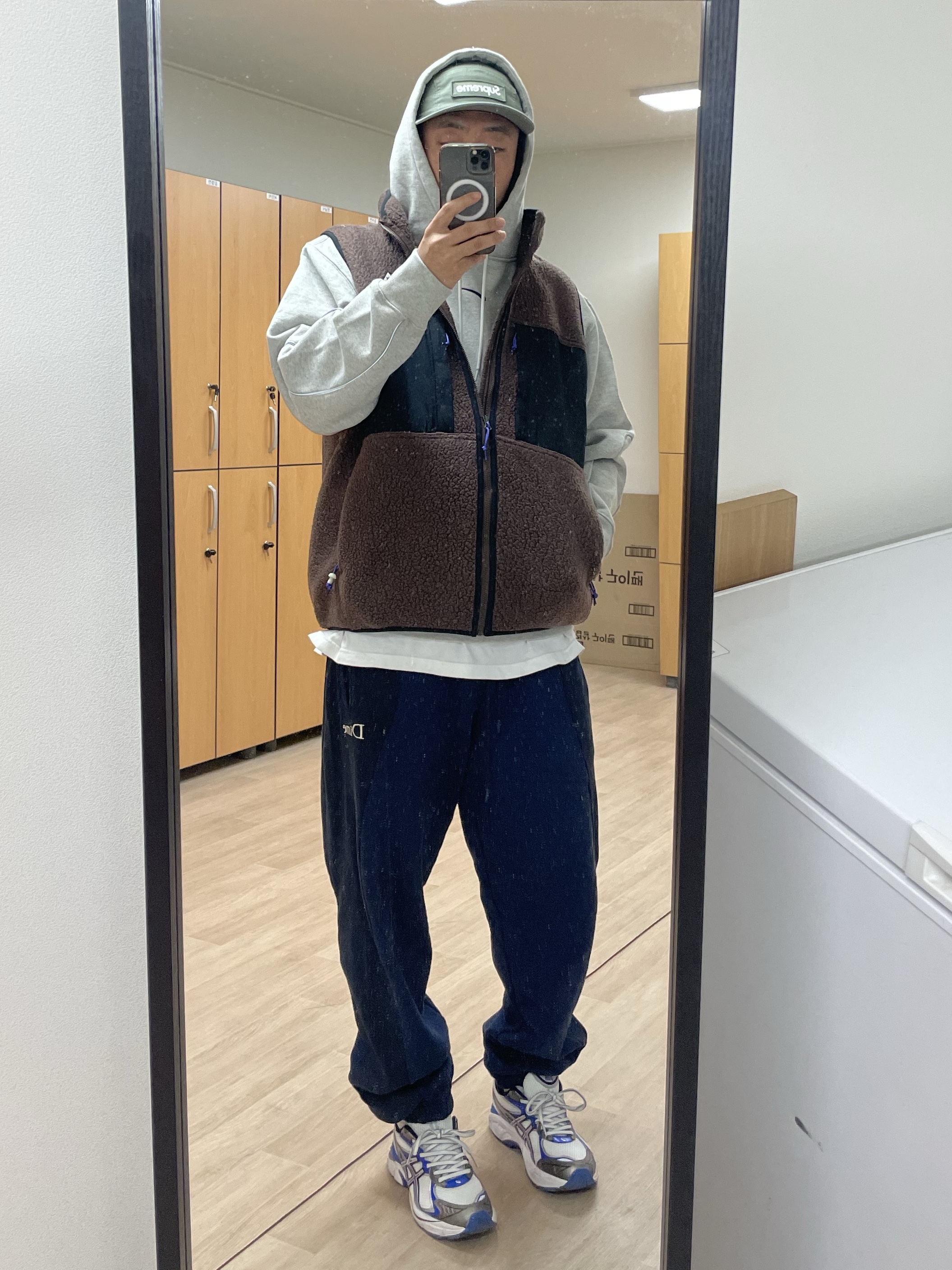 Supreme Military Camp Cap Olive - 25SS, Nike ACG Arctic Wolf Vest Baroque Brown - Asia 착용 스타일