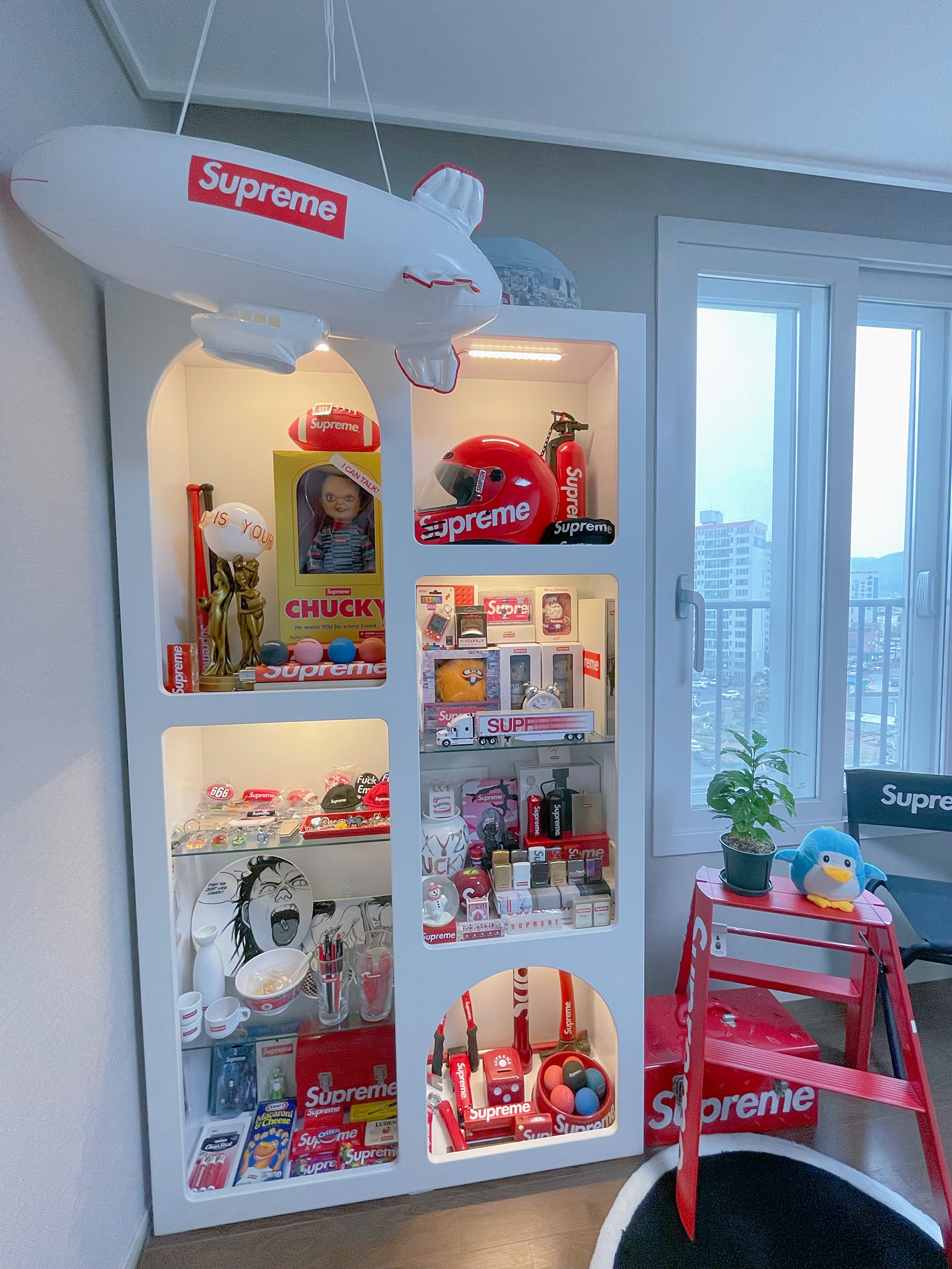 Supreme Chucky Doll - 20FW, Supreme Yashica MF-1 Camera Red - 21SS 착용 스타일 - 1