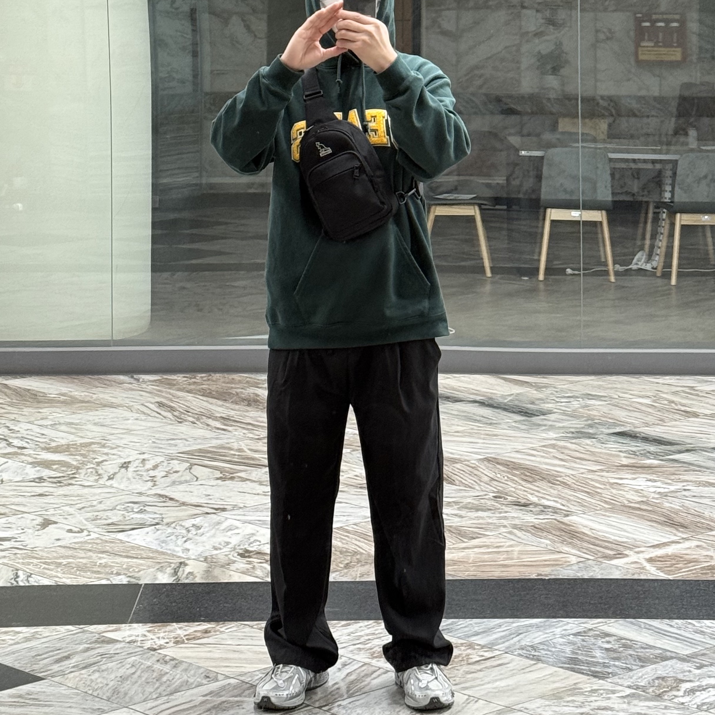 New Balance 1906A Concrete Silver Metallic, Beams Basic Hoodie Green 착용 스타일