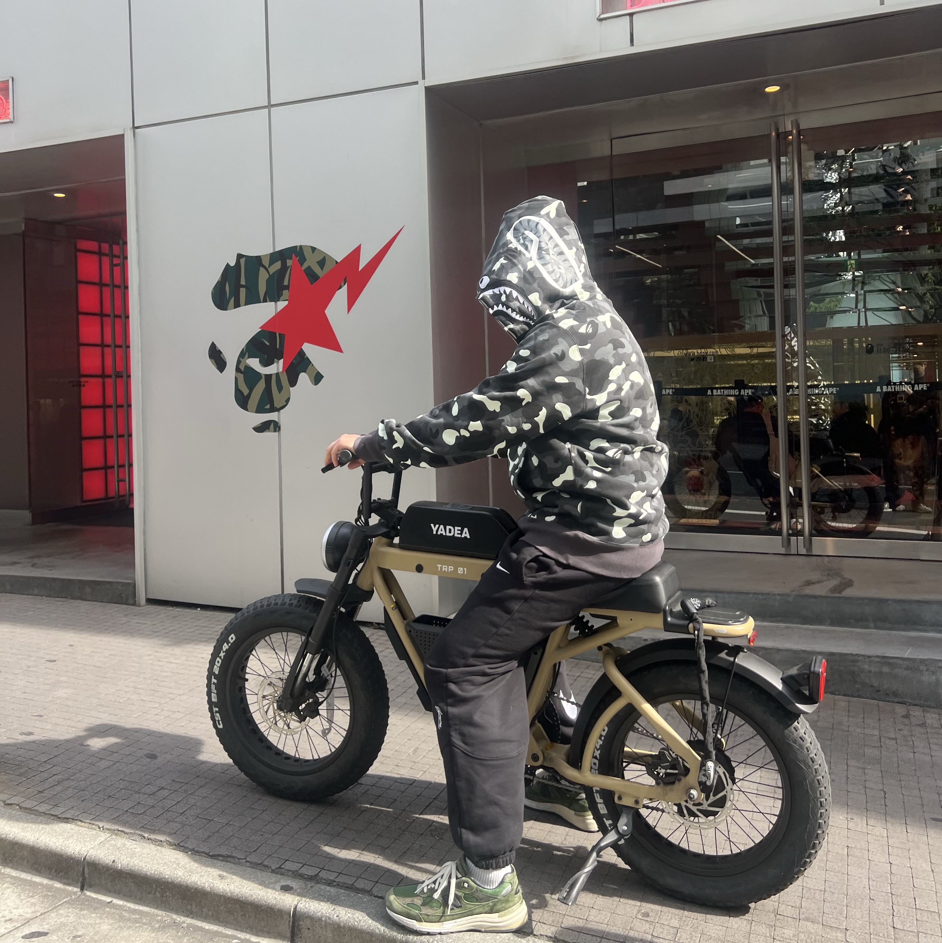BAPE City Camo Shark Full Zip Hoodie Black 착용 스타일