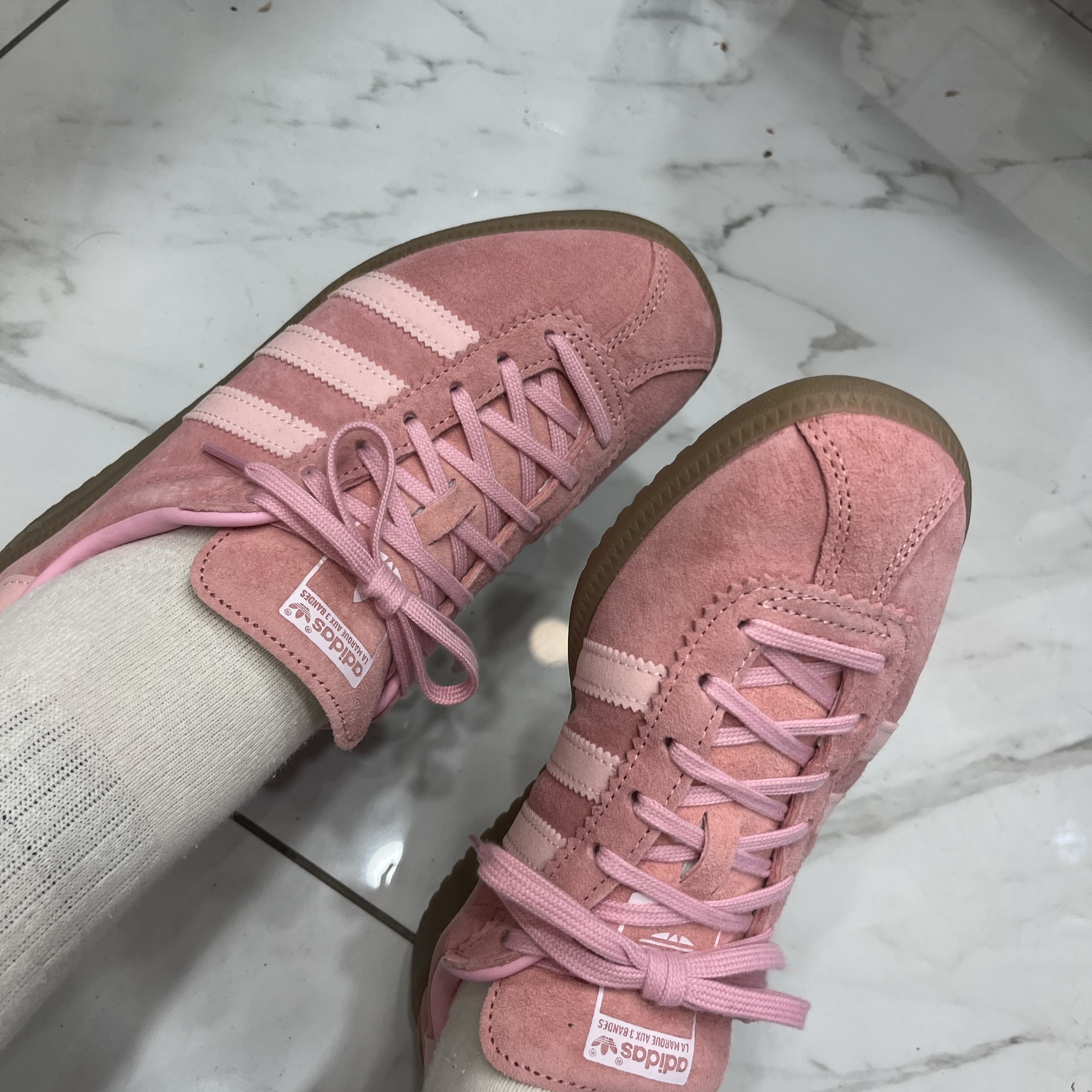 Adidas Bermuda Glow Pink 착용 스타일