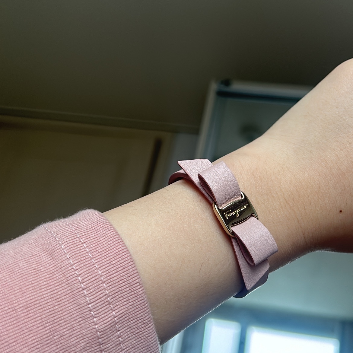 (W) Ferragamo Barra Leather Bracelet Bubblegum 착용 스타일 - 3