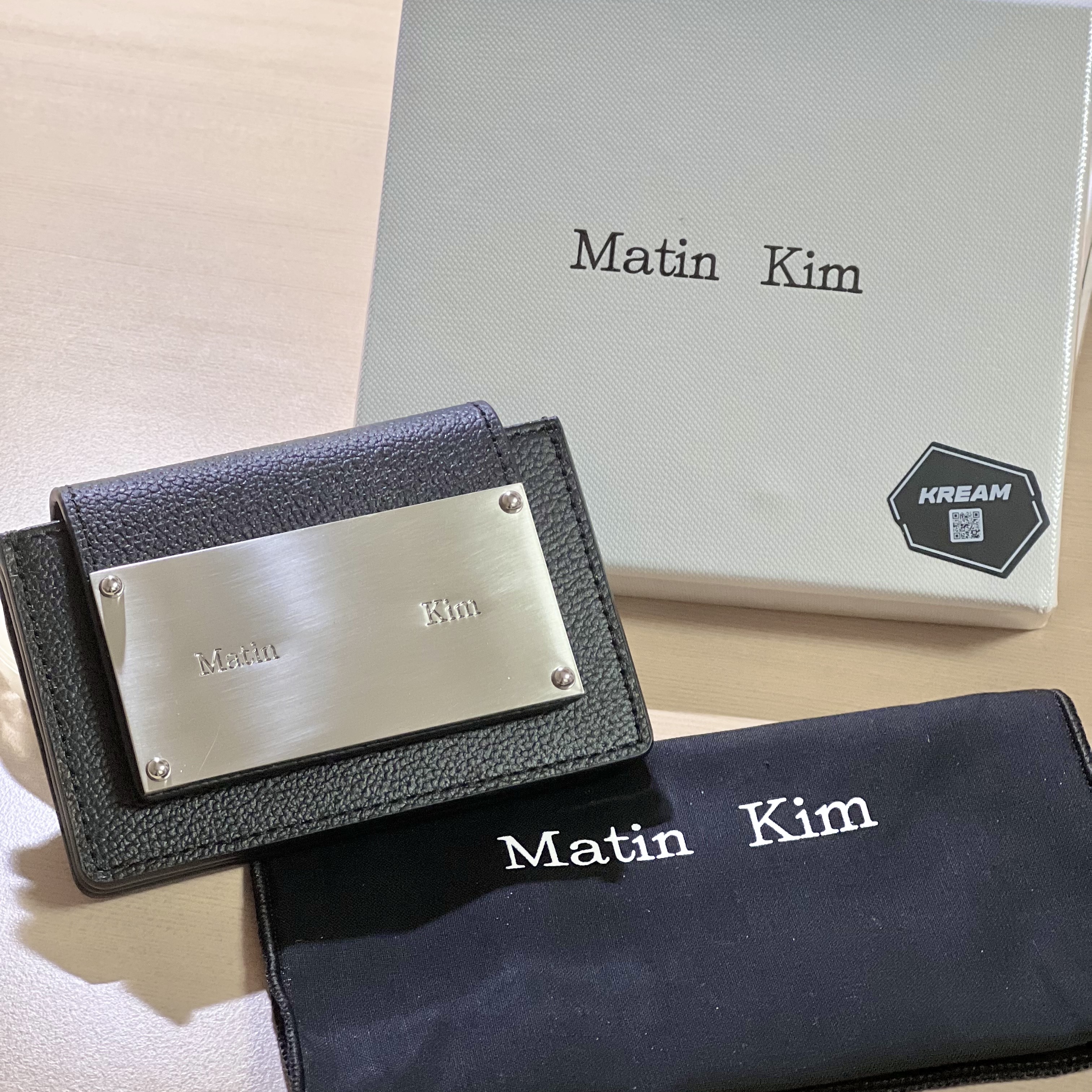 Matin Kim Accordion Wallet Black 착용 스타일